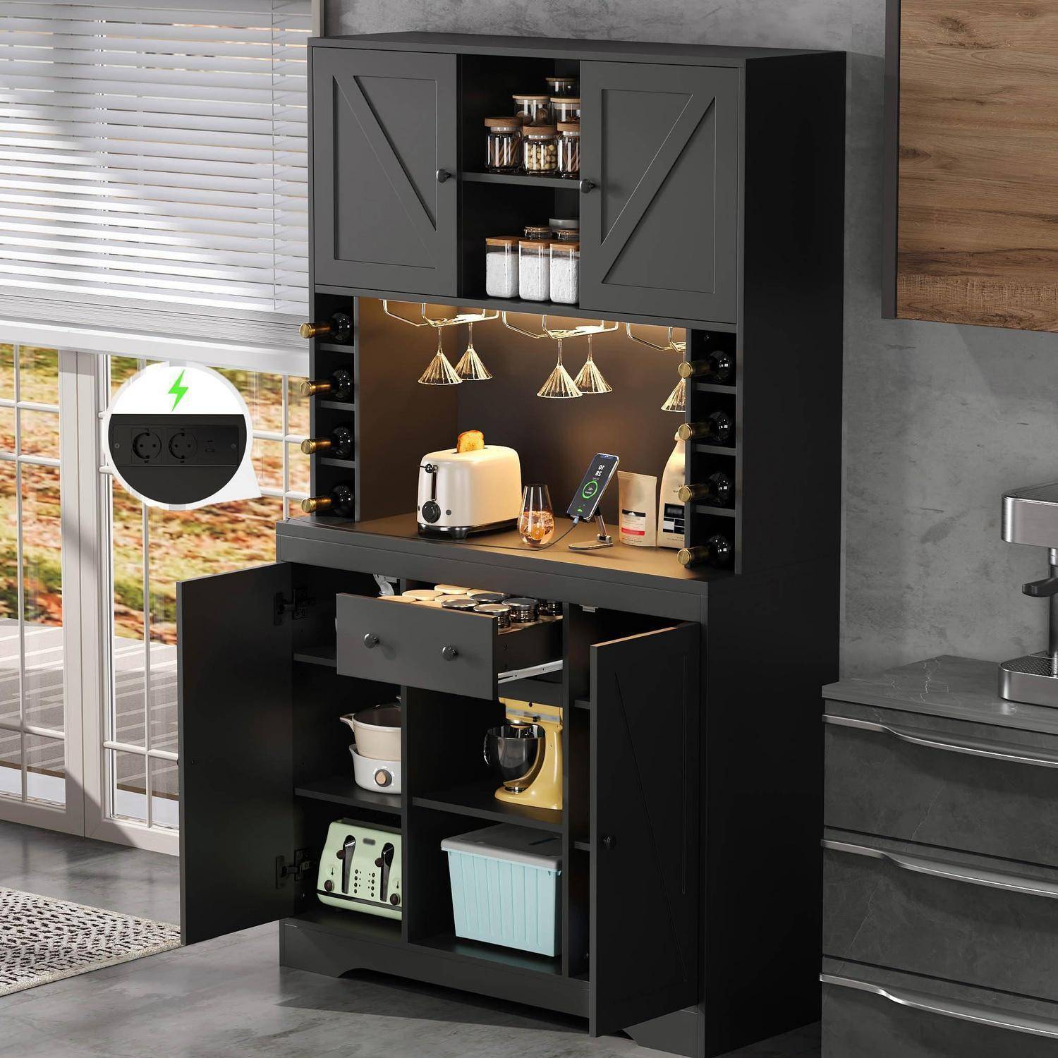 Schwarze Küchenkommode mit oberen Schränken, beleuchteter Kaffeebar, offenen Regalen für Geräte und unteren Lagerschubladen und Türen in einer modernen Küche.