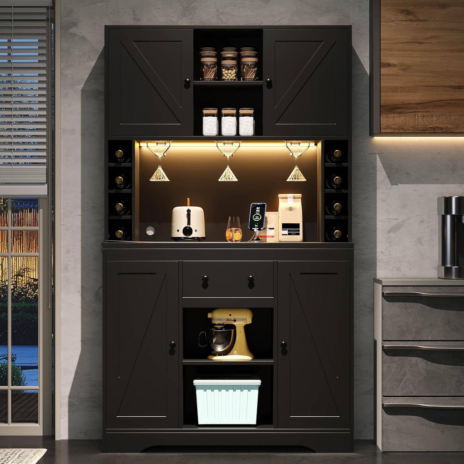 Schwarzer eingebauter Küchen-Getränkeschrank mit Glaswaren, Gläsern, Toaster, Kaffeemaschine, Küchenmaschine und Unterschrankbeleuchtung über einem Arbeitsplattenfläche-Gerätelagerbereich.