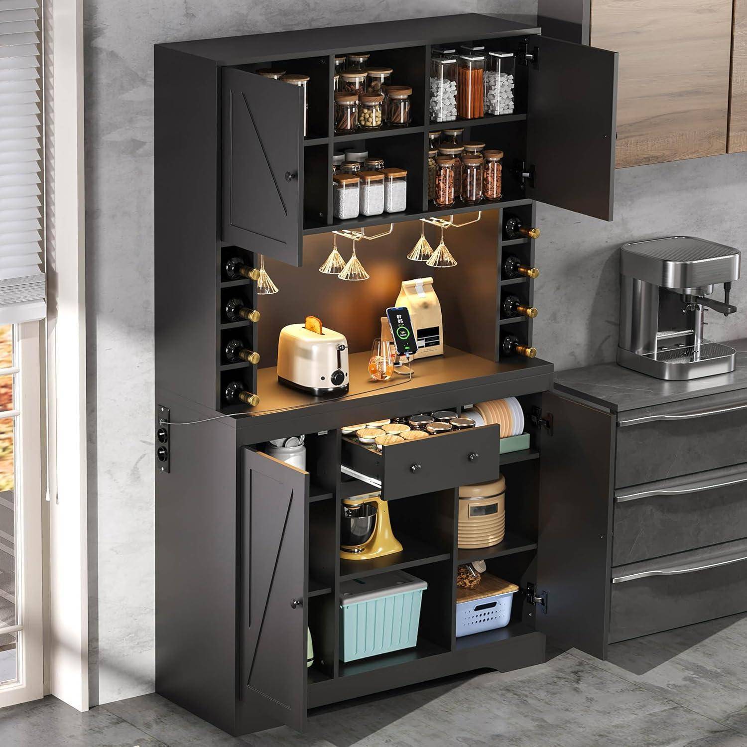 Schwarzer Küchenschrank mit offenen Regalen und Schubladen, die Kaffeezubehör, einen Toaster, Gläser und eine Küchenmaschine enthält, mit Unterregalleuchten.