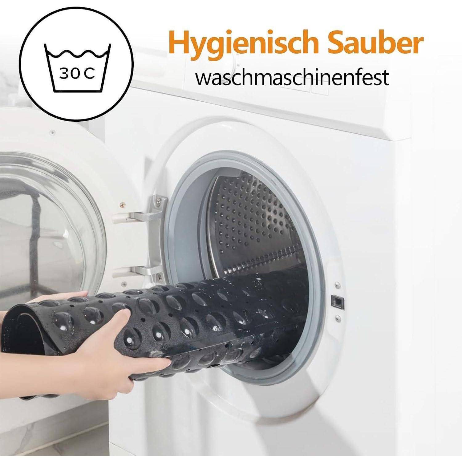 Hand, die einen schwarzen Wäscheablaufschlauch in die Waschtrommel einer Waschmaschine einführt; Text sagt „Hygienisch Sauber