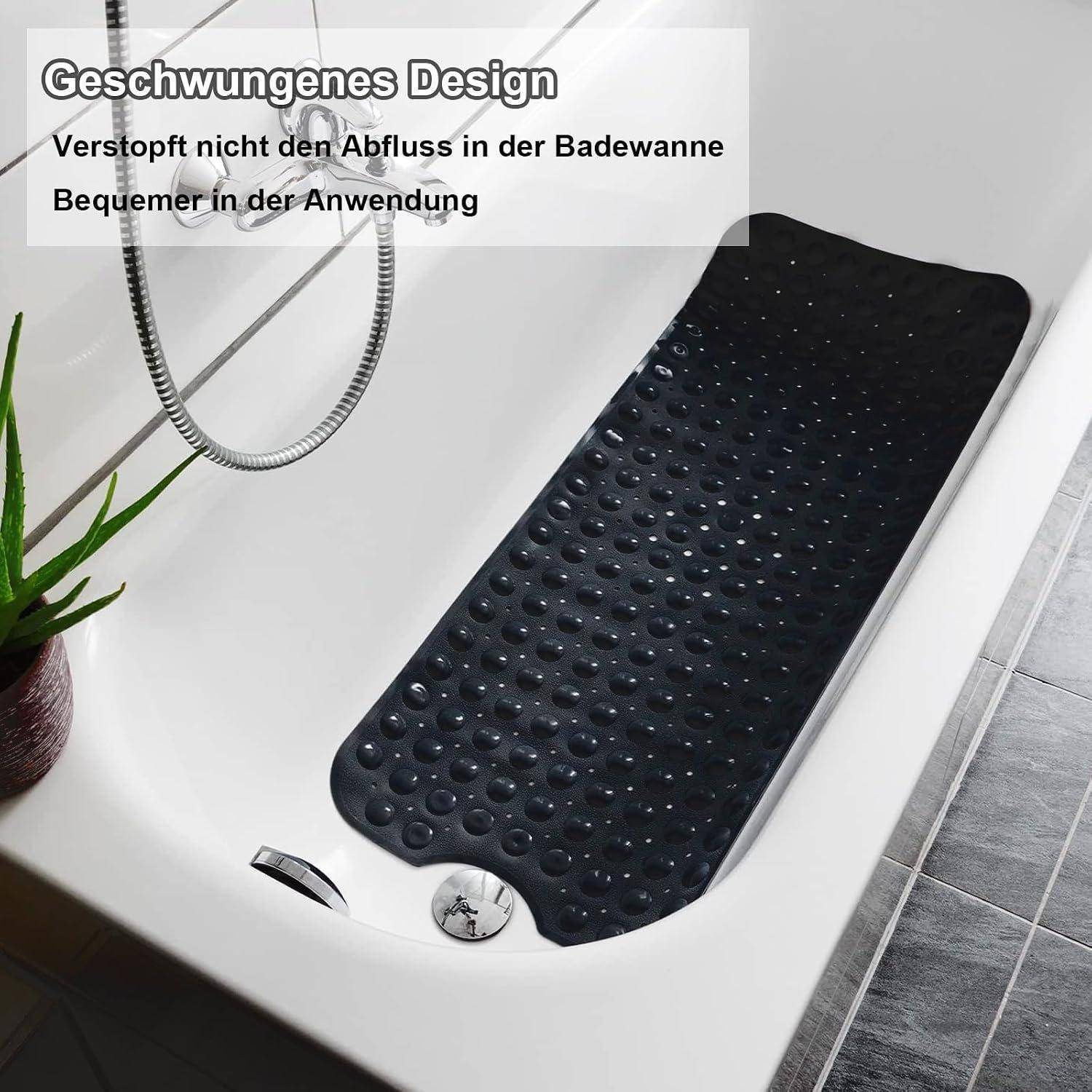 Schwarze geschwungene Badewannenmatte mit Saugnäpfen in einer Wanne; Der deutsche Text besagt, dass das geschwungene Design den Abfluss frei hält und bequemer zu benutzen ist.
