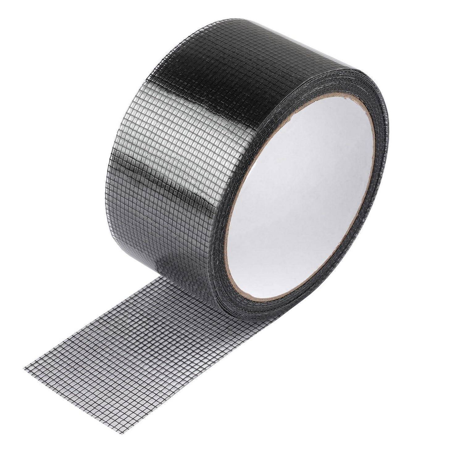 Schwarze, maschenarmierte Klebeband-Rolle mit einem abgewickeltem Streifen auf weißem Hintergrund.