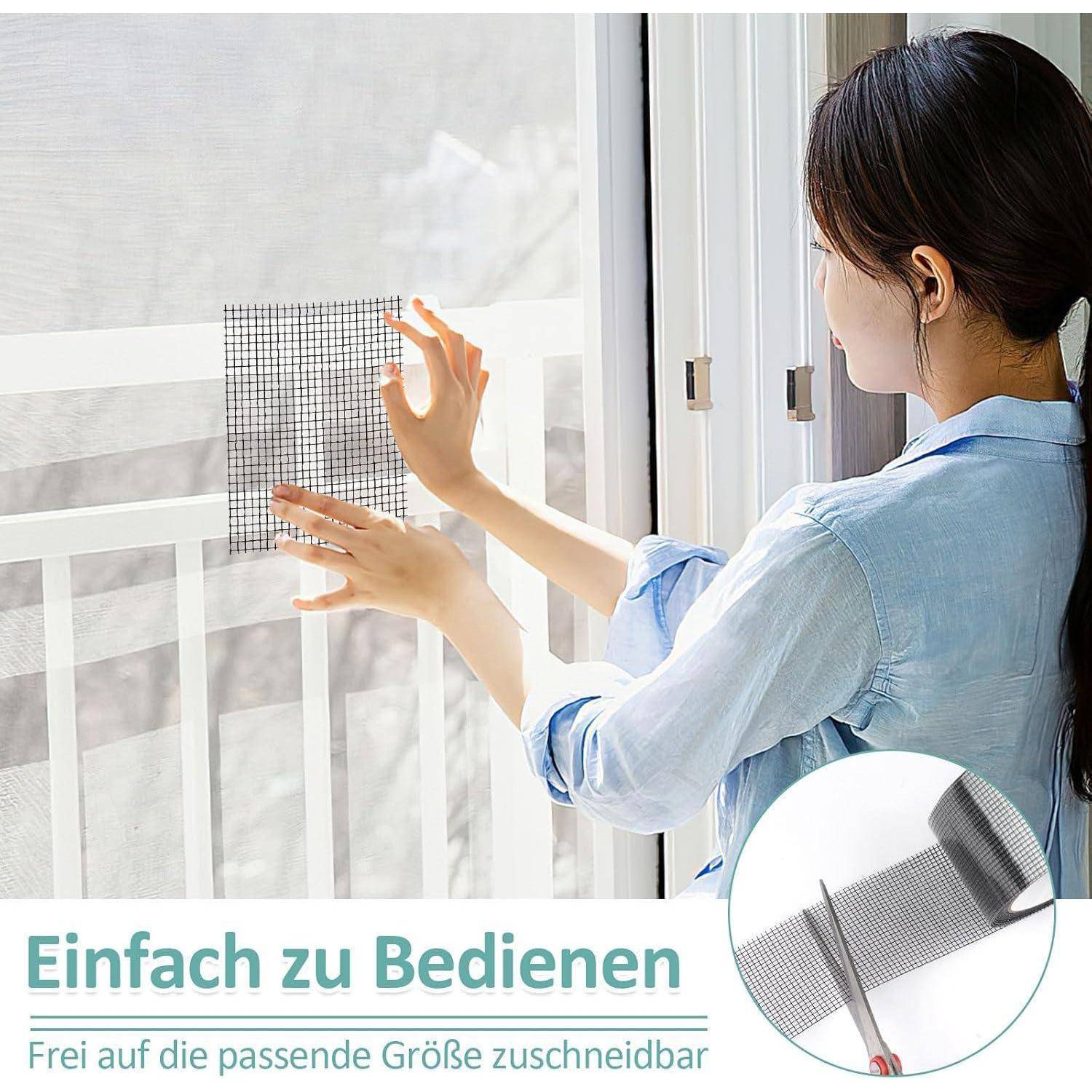 Frau bringt ein selbstklebendes Maschenfliegengitter an einem Fenster an; deutscher Text sagt „Einfach zu Bedienen