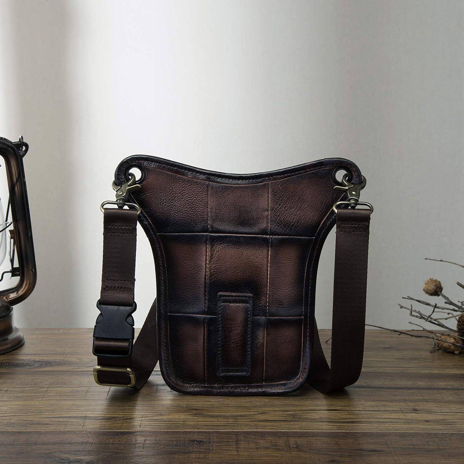 Dunkelbraune Ledertasche mit Schulterriemen und verstellbarem Riemen, von vorne auf einem Holztisch vor einer einfachen Wand gezeigt.
