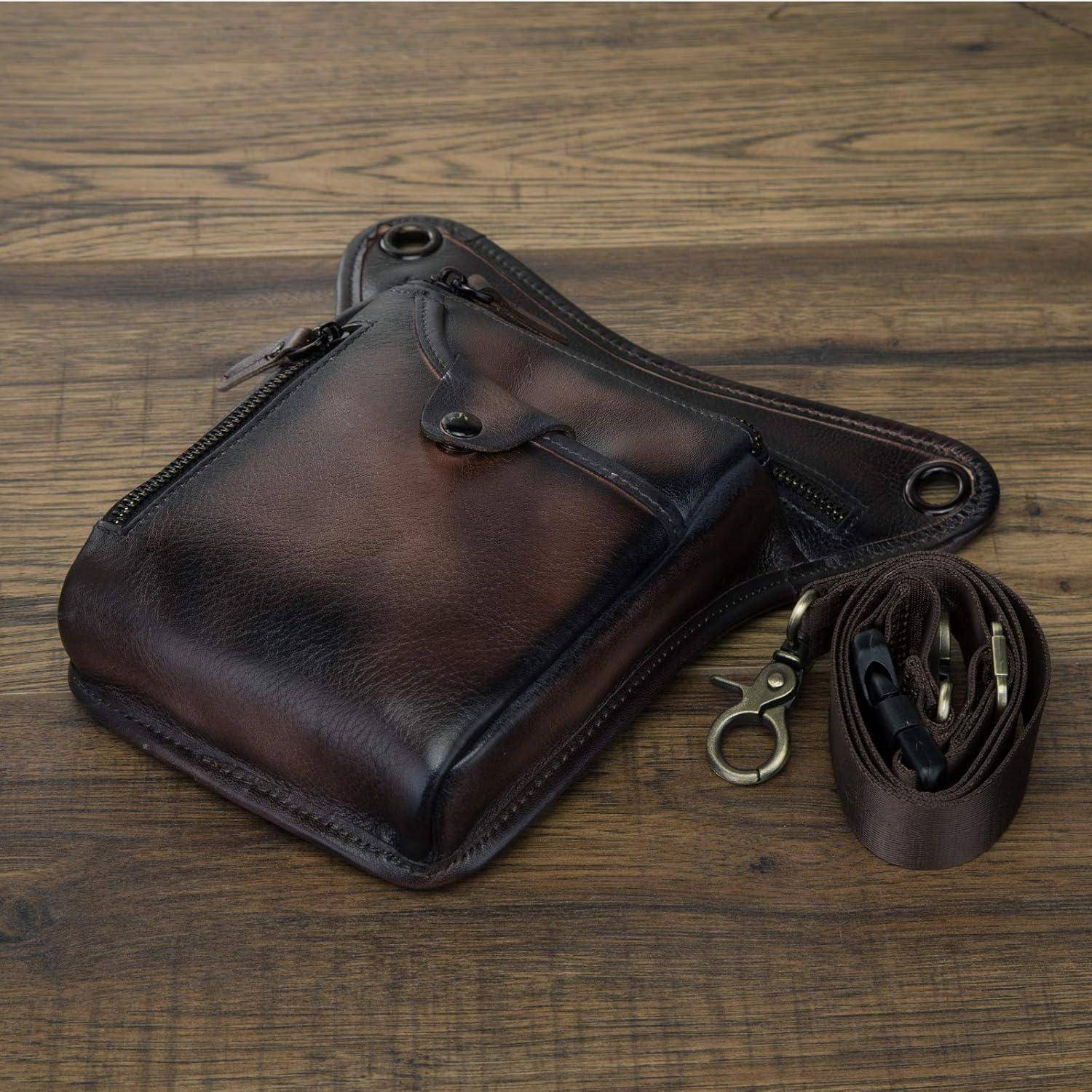 Braune Ledertasche mit Reißverschluss und Karabinerring, gezeigt mit gerolltem Riemen und kleiner Metallschließe auf einer Holzoberfläche.