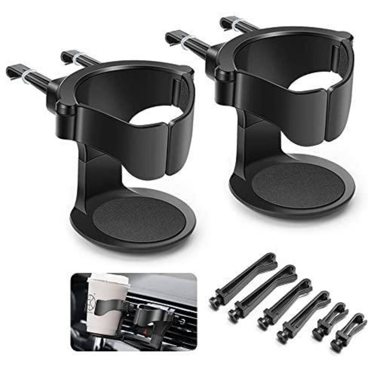 Zwei schwarze Clip-On-Getränkehalter für Autos mit verstellbaren Befestigungsarmen und mehreren Ersatzclips, plus eine kleine Detailansicht, die einen Halter mit einem Getränk in einem Fahrzeug zeigt.