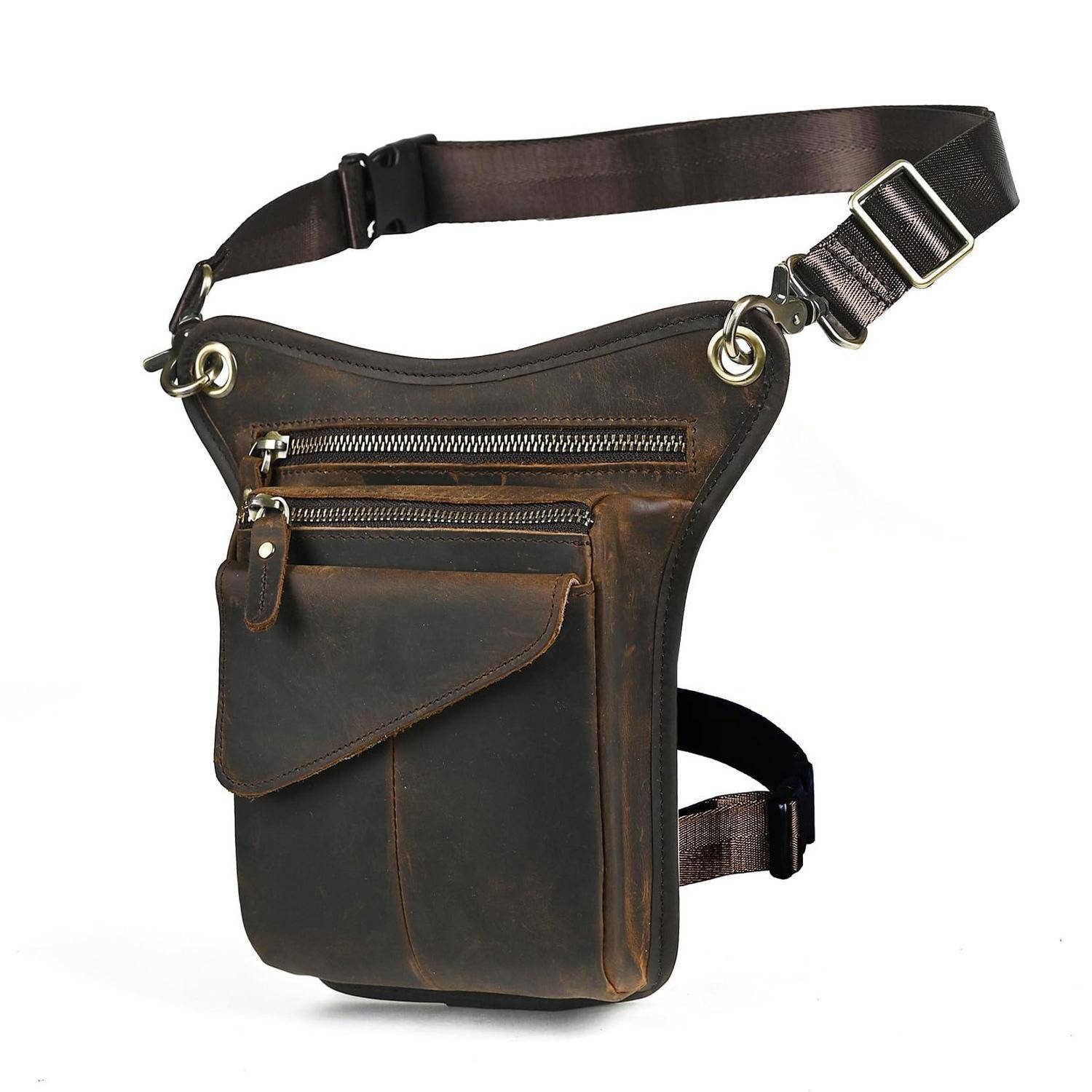 Braune Ledertasche zum Umhängen mit verstellbarem Riemen, vorderer Klapptasche und zwei Reißverschlussfächern auf weißem Hintergrund.
