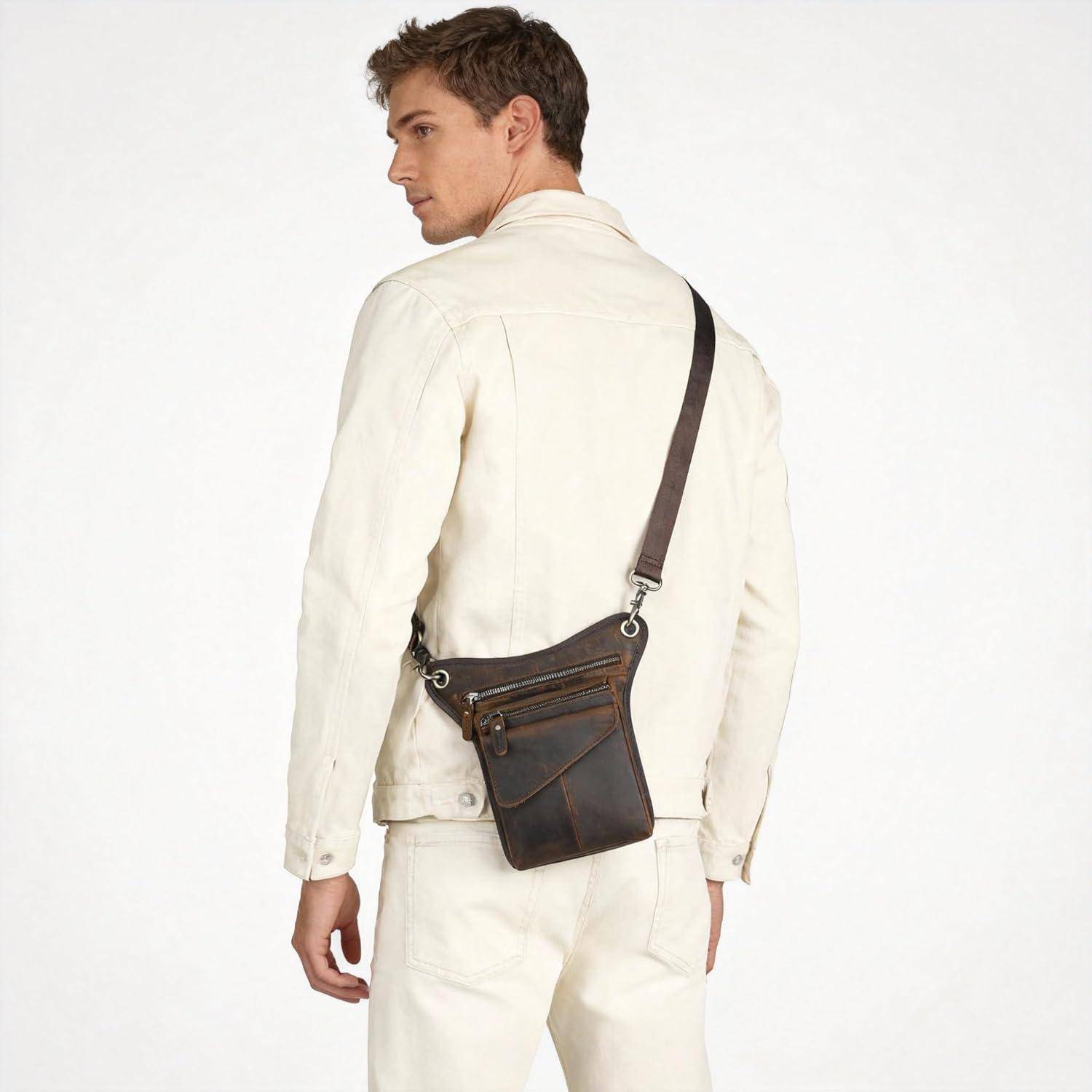 Mann in leichtem Outfit mit einer schwarzen Ledertasche als Umhängetasche über dem Rücken vor einem schlichten weißen Hintergrund.