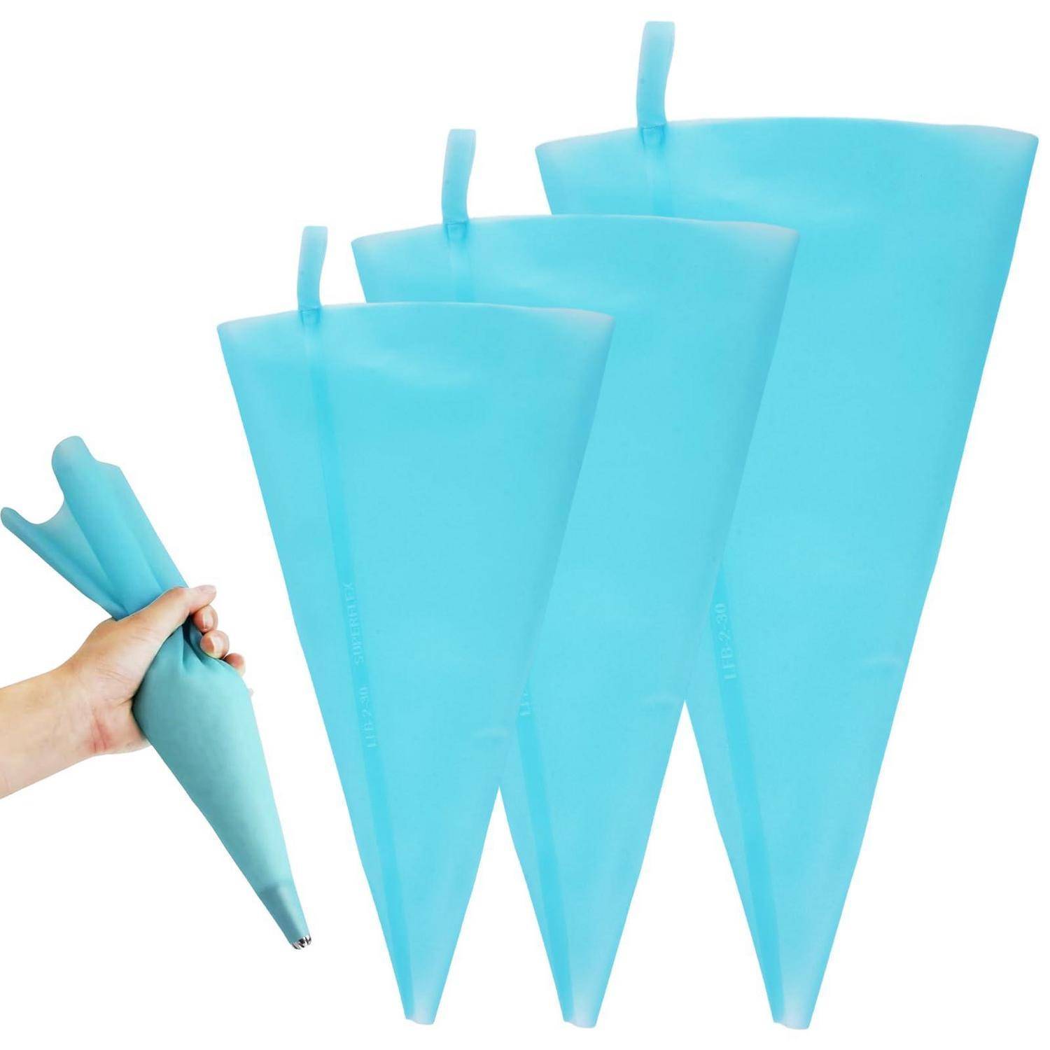 Hand hält einen kleinen blauen Spritzbeutel neben drei größeren blauen Spritzbeuteln auf weißem Hintergrund.
