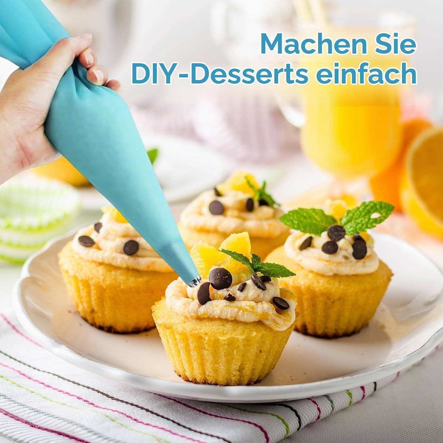 Hand spritzt Zuckerguss auf dekorierte Cupcakes auf einem Teller; Der deutsche Text lautet „Machen Sie DIY-Desserts einfach