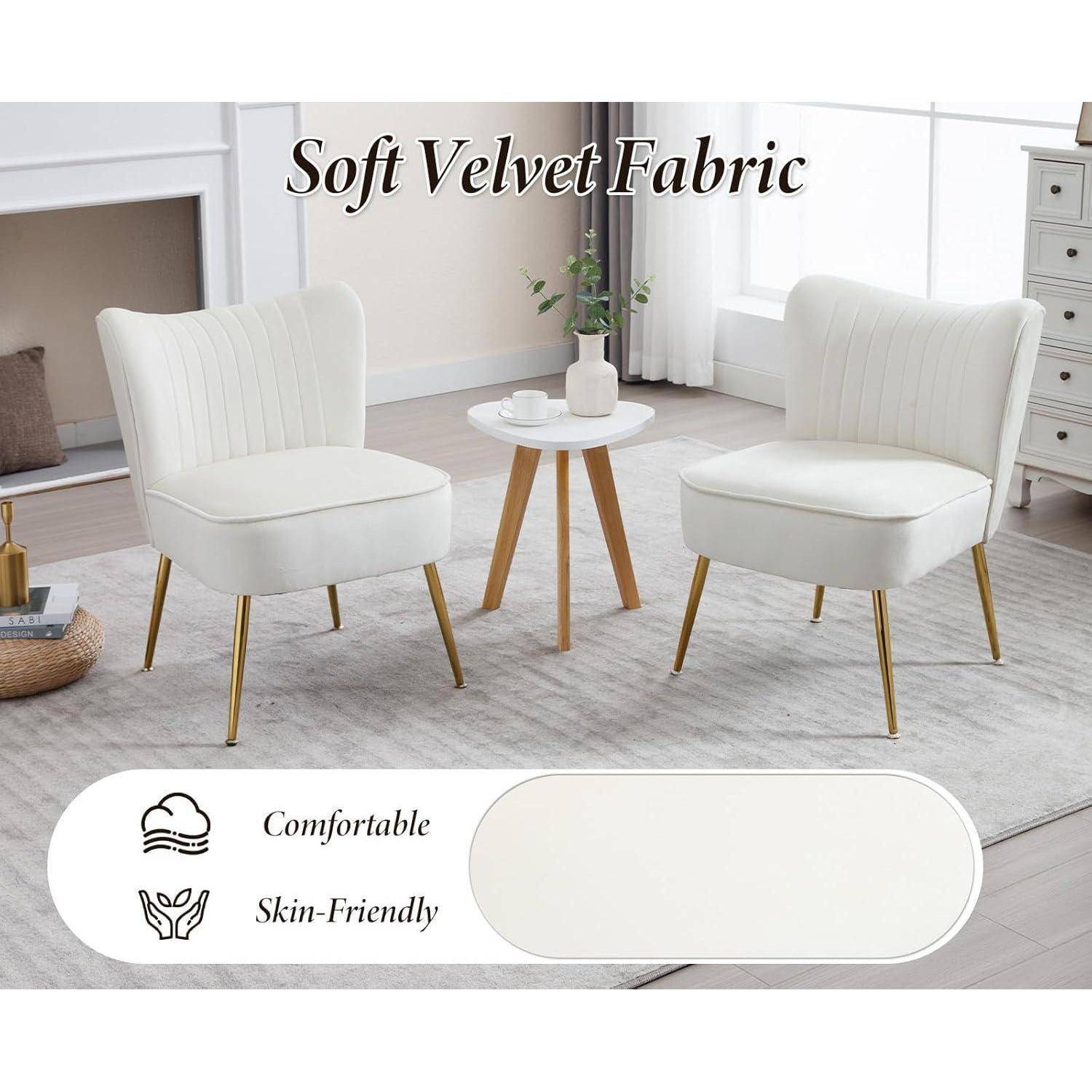 Zwei weiße Samtsesselakzente mit goldenen Beinen neben einem kleinen runden Tisch; Der Text liest sich als „Weicher Samtsstoff