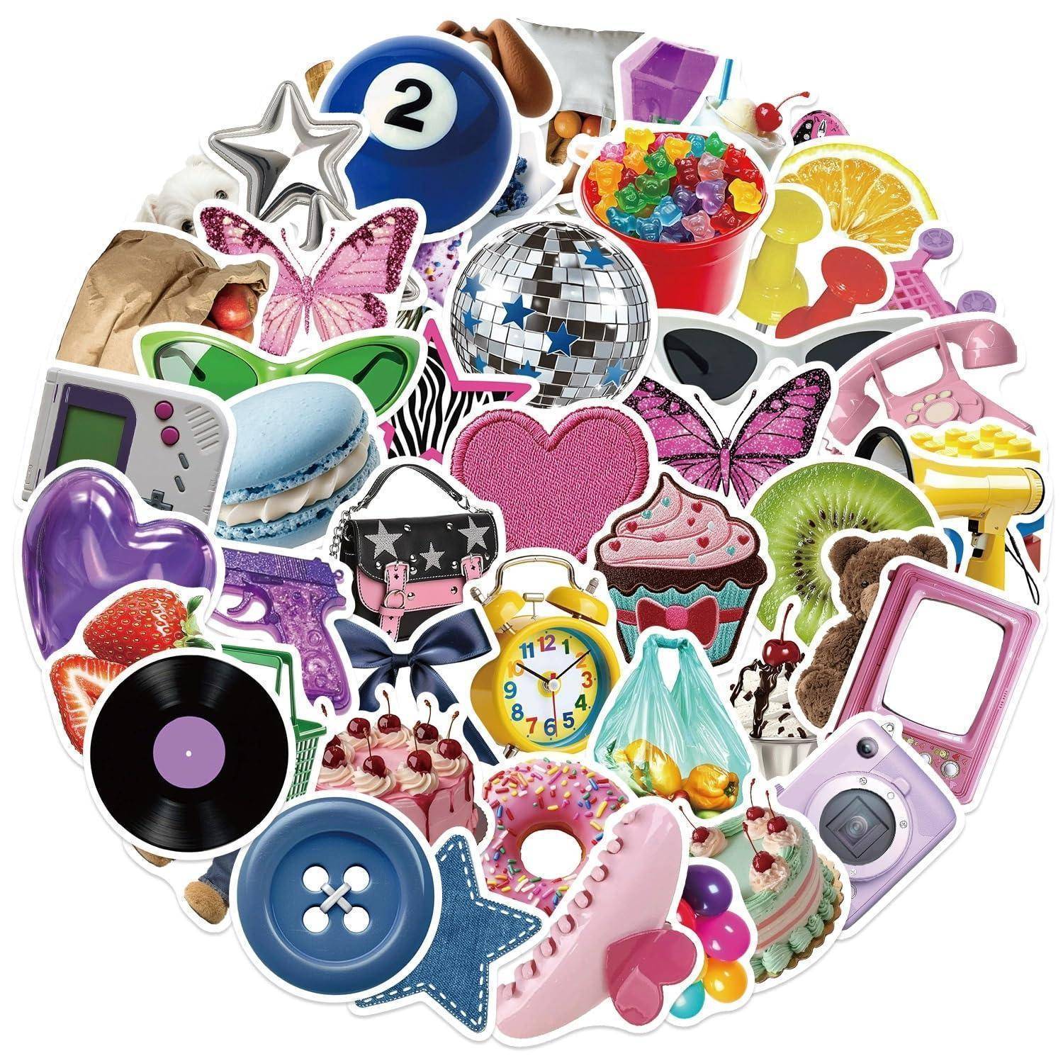 Bunte durcheinander gewürfelte Aufkleber-Icons und niedliche Objekte in einer Herzform angeordnet, einschließlich Musik, Essen, Spielzeug, Blumen und Accessoires.
