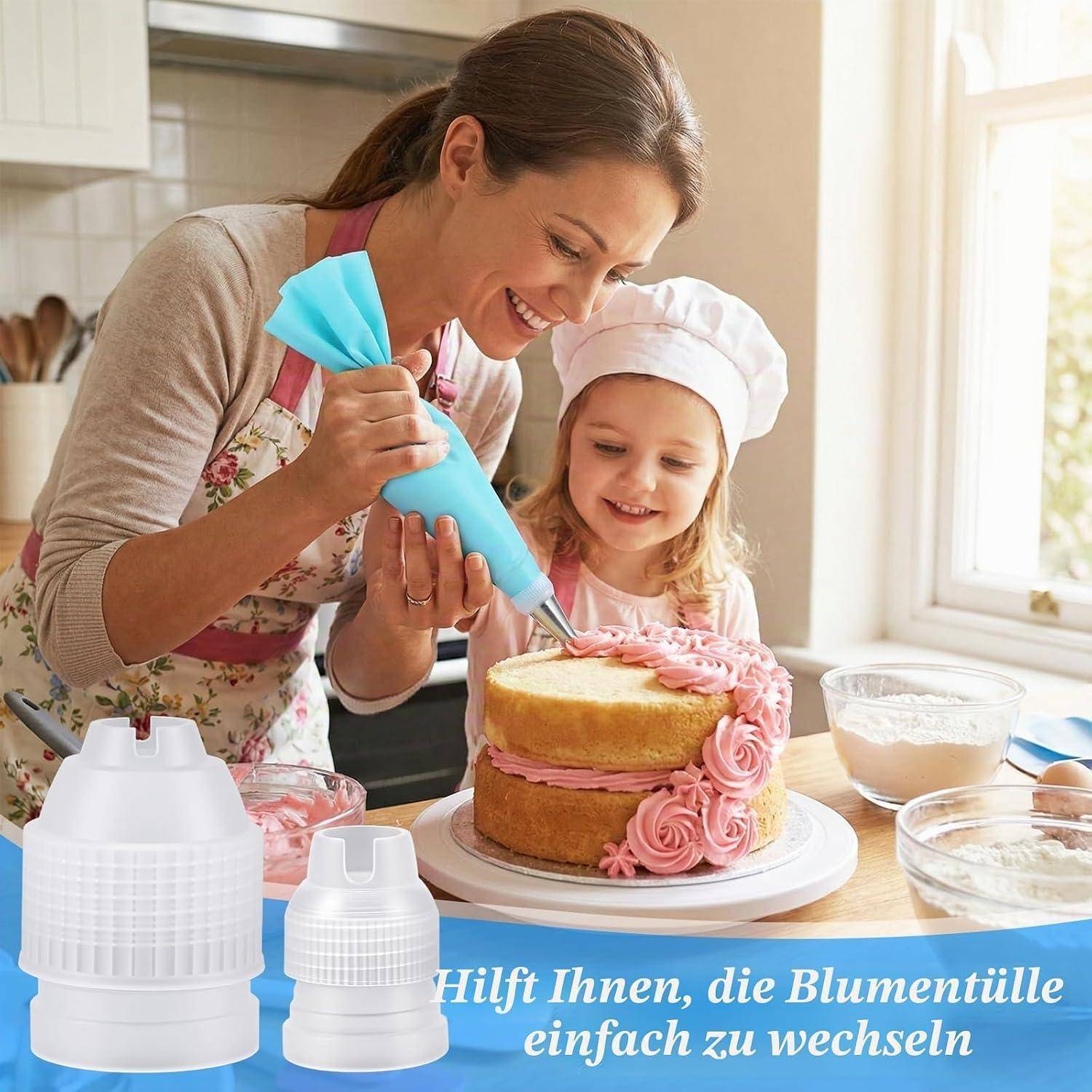 Frau und junges Mädchen verzieren einen geschichteten Kuchen mit rosa Glasur in einer Küche, wobei sie einen Spritzbeutel verwenden; zwei austauschbare Spritzbeutel-Düsenaufsätze werden mit deutschem Text gezeigt.