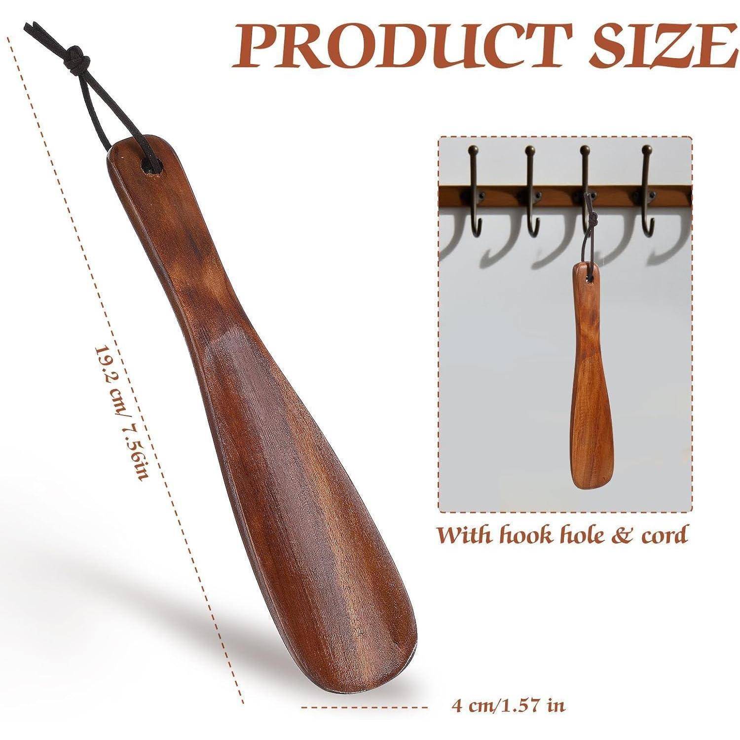 Produktgrößenbild eines hölzernen Schuhanziehers mit Schnur und Aufhängeloch, mit einer Länge von 19,2 cm (7,5 Zoll) und einer Breite von 4 cm (1,57 Zoll); die Vergrößerung zeigt ihn an Haken hängend.