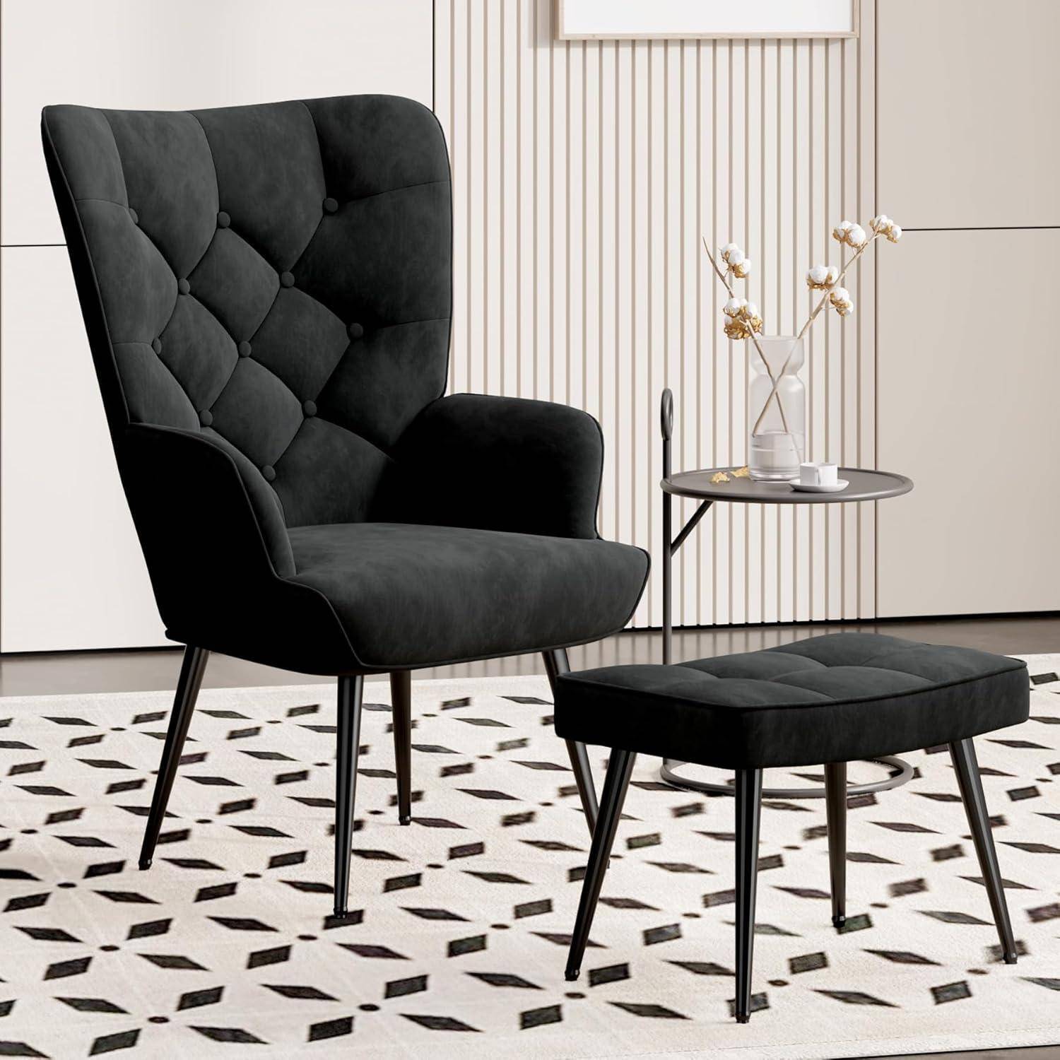 Schwarzer gesteppter Ohrenbackensessel und passendes Ottomane auf einem geometrischen Teppich, neben einem kleinen runden Beistelltisch mit einer Blumenvase.