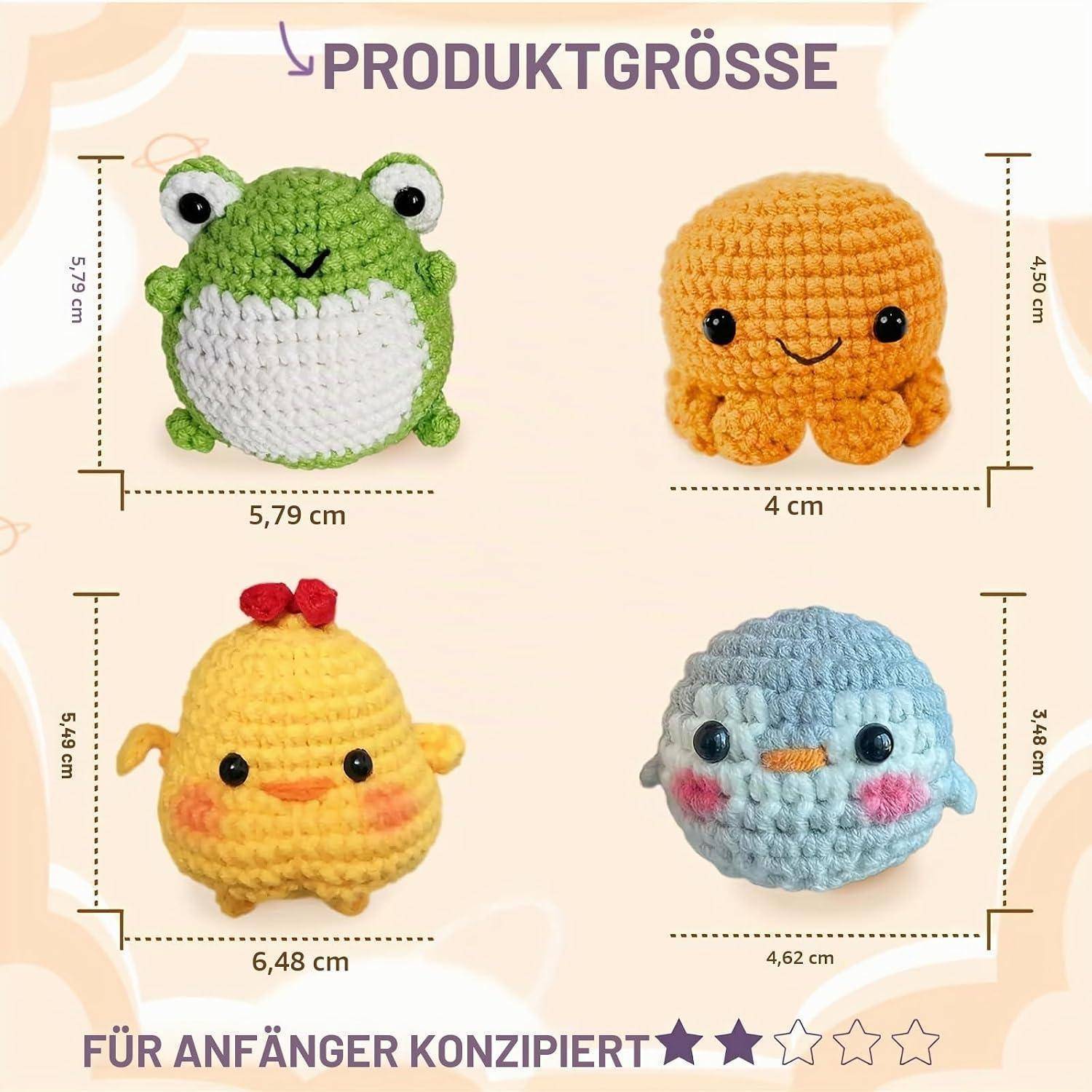 Größentabelle für vier gehäkelte Plüschtiere mit Abmessungen in Zentimetern: Frosch 5,79 x 5,75, Oktopus 4 x 4,50, Küken 6,48 x 5,49, blaue Figur 4,62 x 3,48; gekennzeichnet mit 'PRODUKTGRÖSSE' und 'FÜR ANFÄNGER KONZIPIERT'.