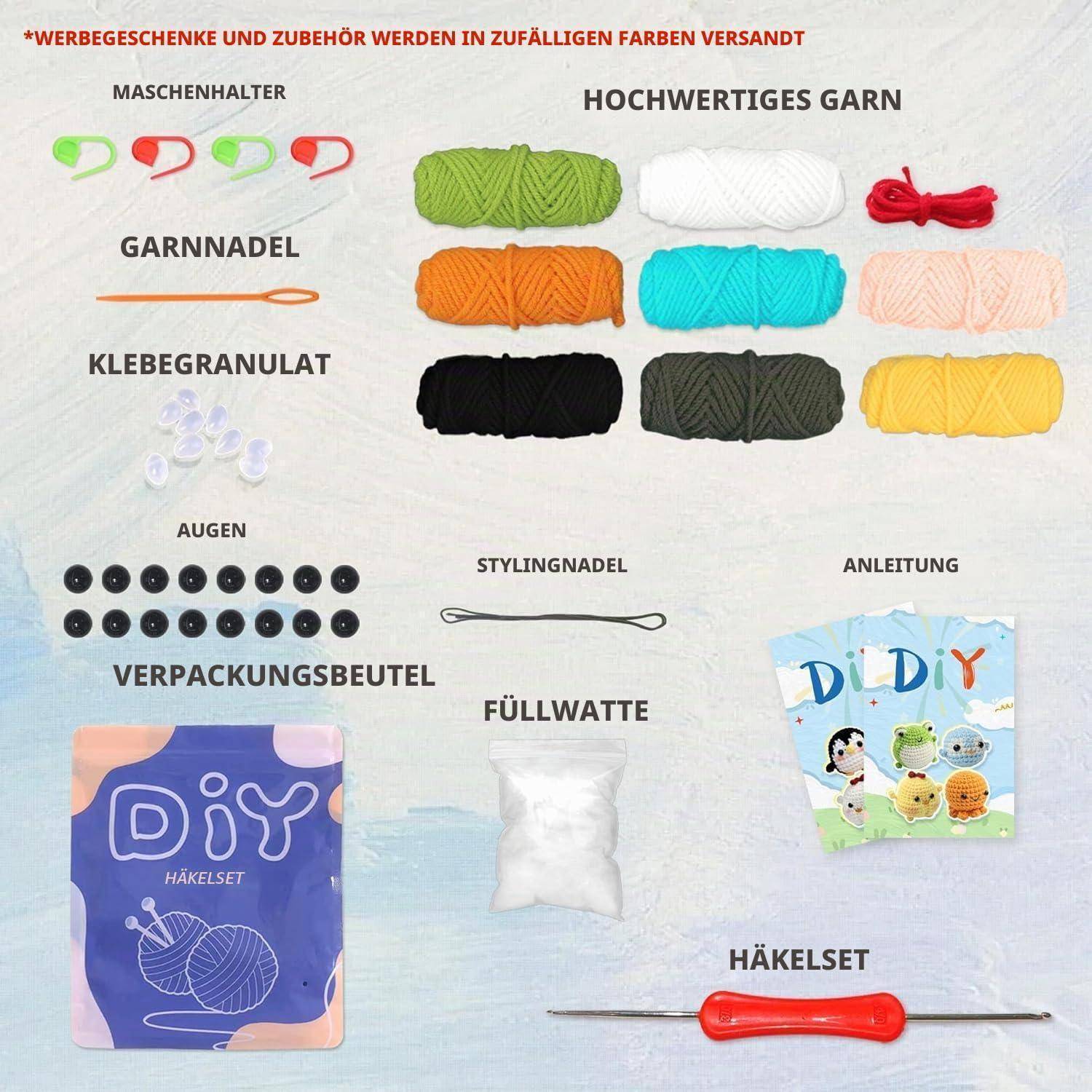 DIY-Häkelset-Inhalte übersichtlich angeordnet und beschriftet: Garn, Häkelhaken, Maschenmarkierer, Wollnadel, Klebegranulate, Augen, Füllmaterial, Anleitung und Verpackungsbeutel.