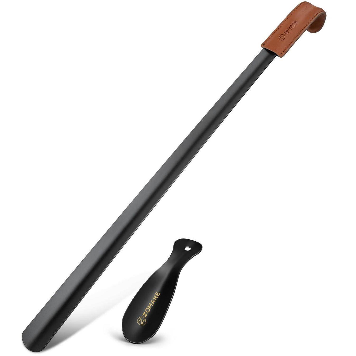 Schwarzer Schuhlöffel mit langem Griff und Lederaufhängeschlaufe, abgebildet mit einem kleinen schwarzen Polierlöffel oder Zubehörteil auf weißem Hintergrund.