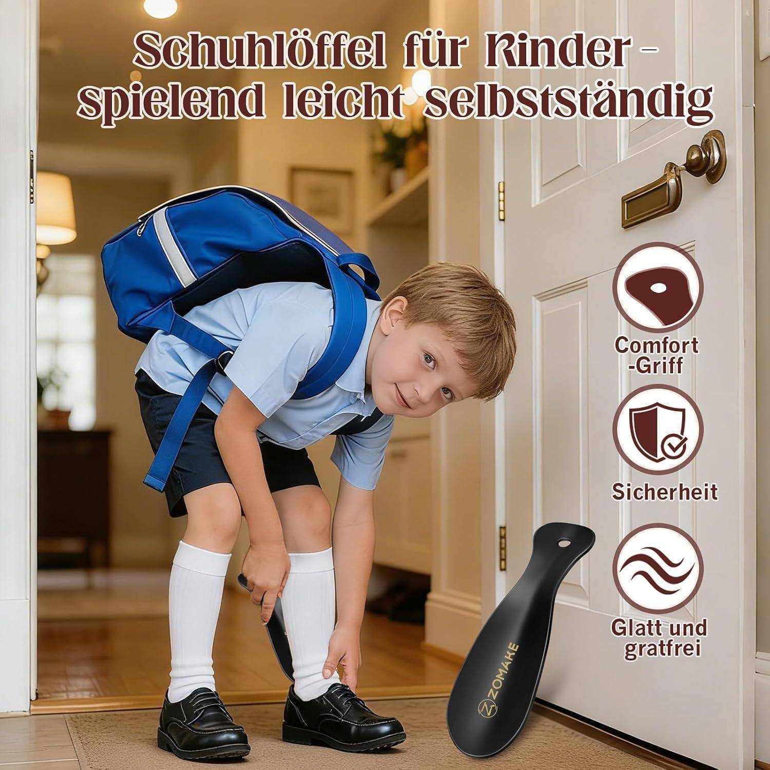 Werbebild eines Jungen, der einen Schuhlöffel benutzt, um schwarze Schuhe anzuziehen; der Text sagt „Schuhlöffel für Kinder – spielend leicht selbstständig