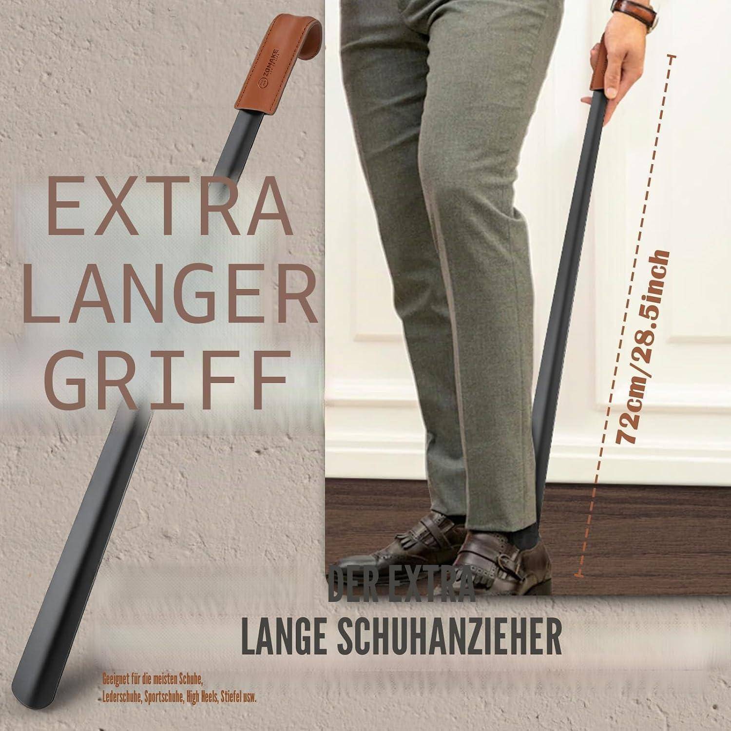 Schuhlöffel in Übergröße mit schwarzem Griff und braunem Handgriff, gezeigt bei der Verwendung im Stehen; Text besagt „EXTRA LANGER GRIFF