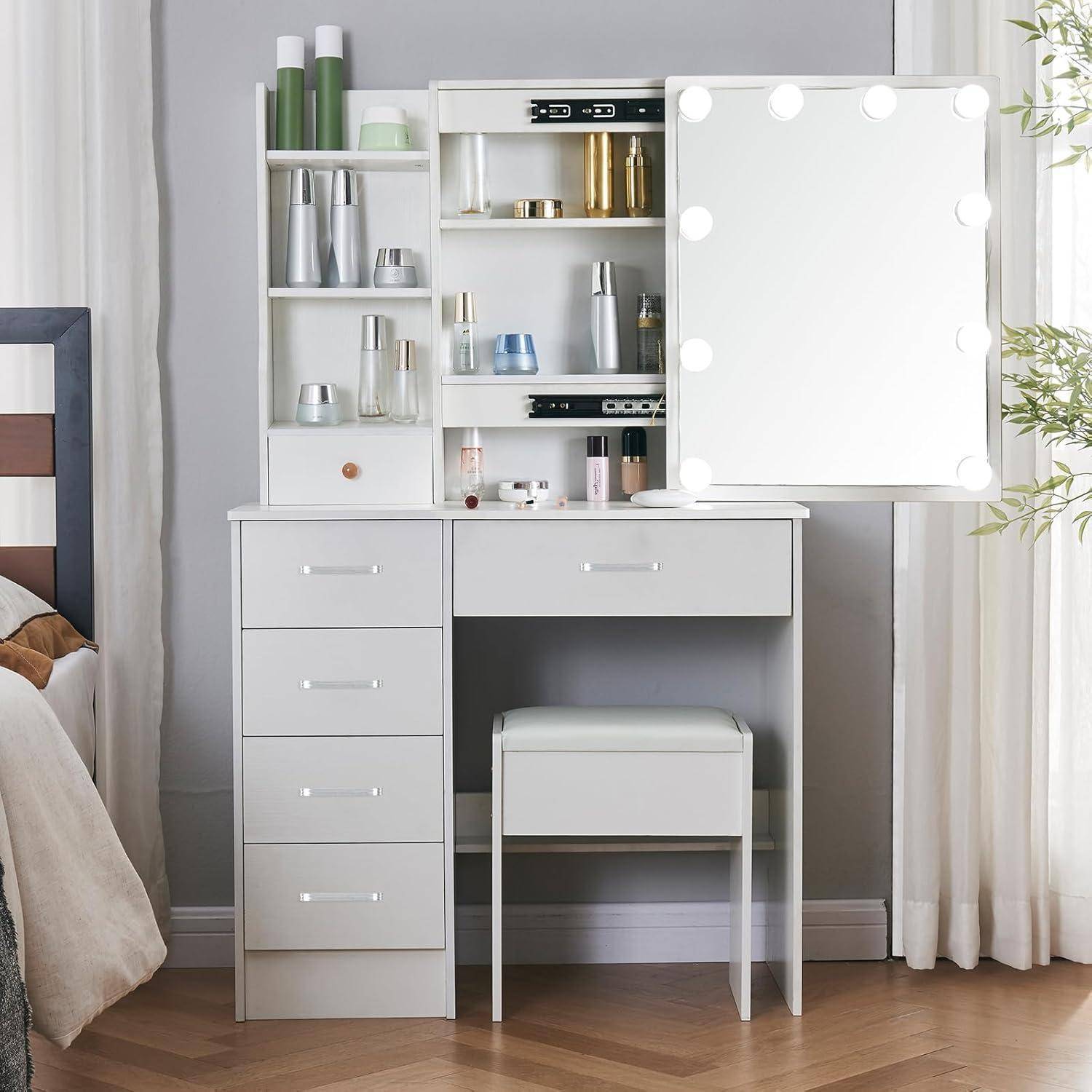 Weißer Frisiertisch mit beleuchtetem Spiegel, Schubladen, Regalen und Hocker im Schlafzimmer.