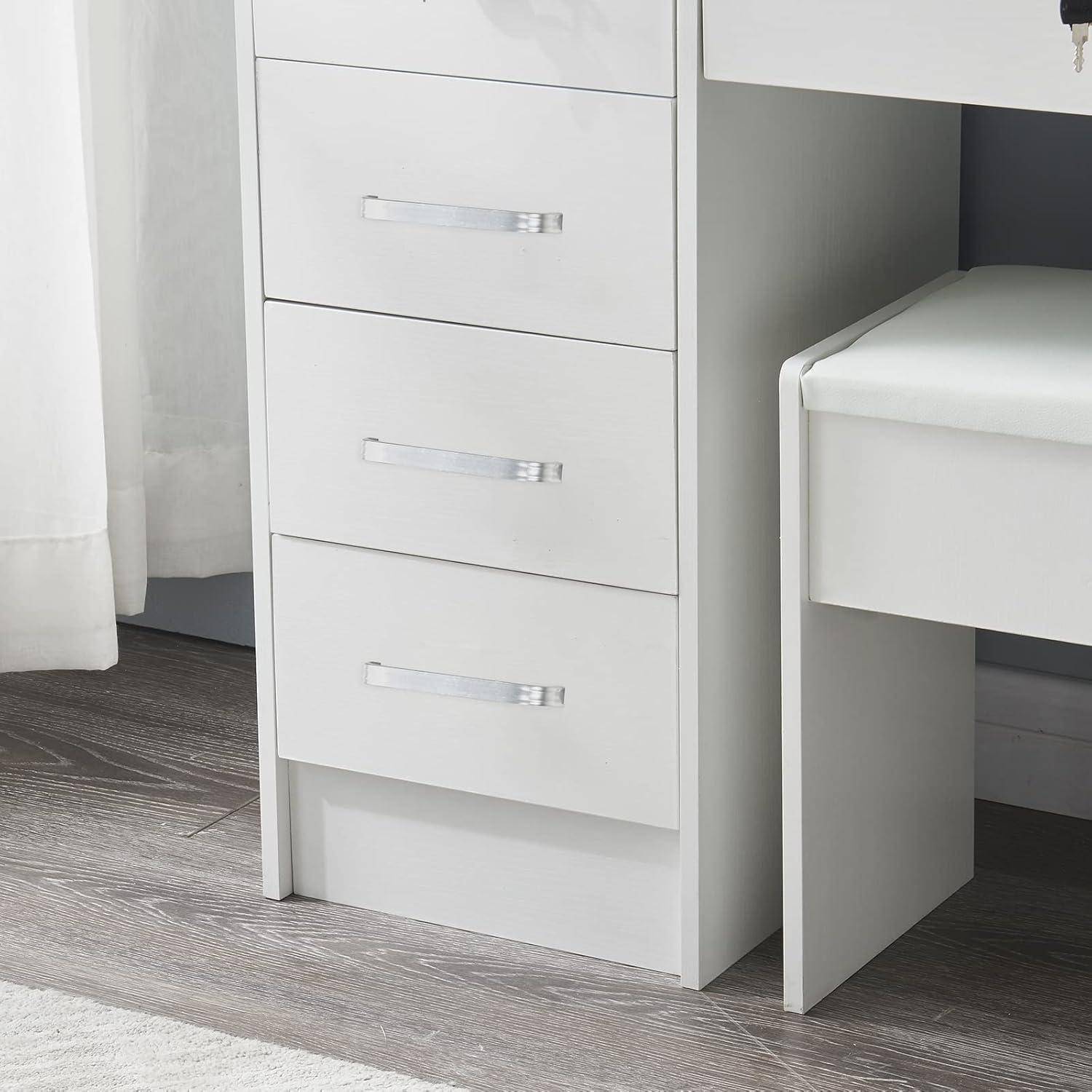 Weißer Schreibtisch mit drei Schubladen neben einem Bett, gezeigt in einem modernen Schlafzimmer mit dunklem Holzboden und hellen Vorhängen.