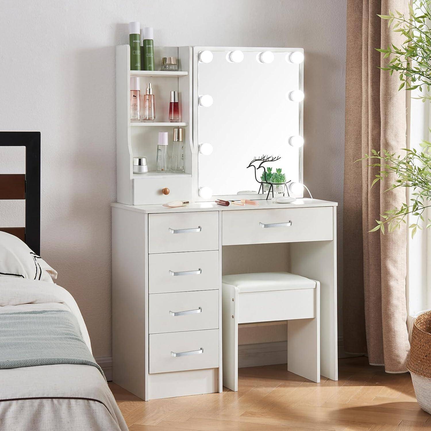 Weißer Schminktisch mit beleuchteter Spiegel, Schubladen, Regalen und Hocker in einem Schlafzimmer neben einem Bett und Fenster.