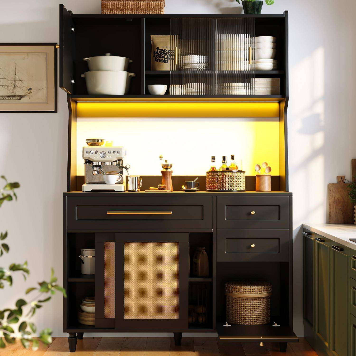 Moderne schwarze Küchenbuffet mit offenen Regalen, beleuchteter Rückwand, Espressomaschine, Geschirr und Aufbewahrungskörben in einem hellen Raum.
