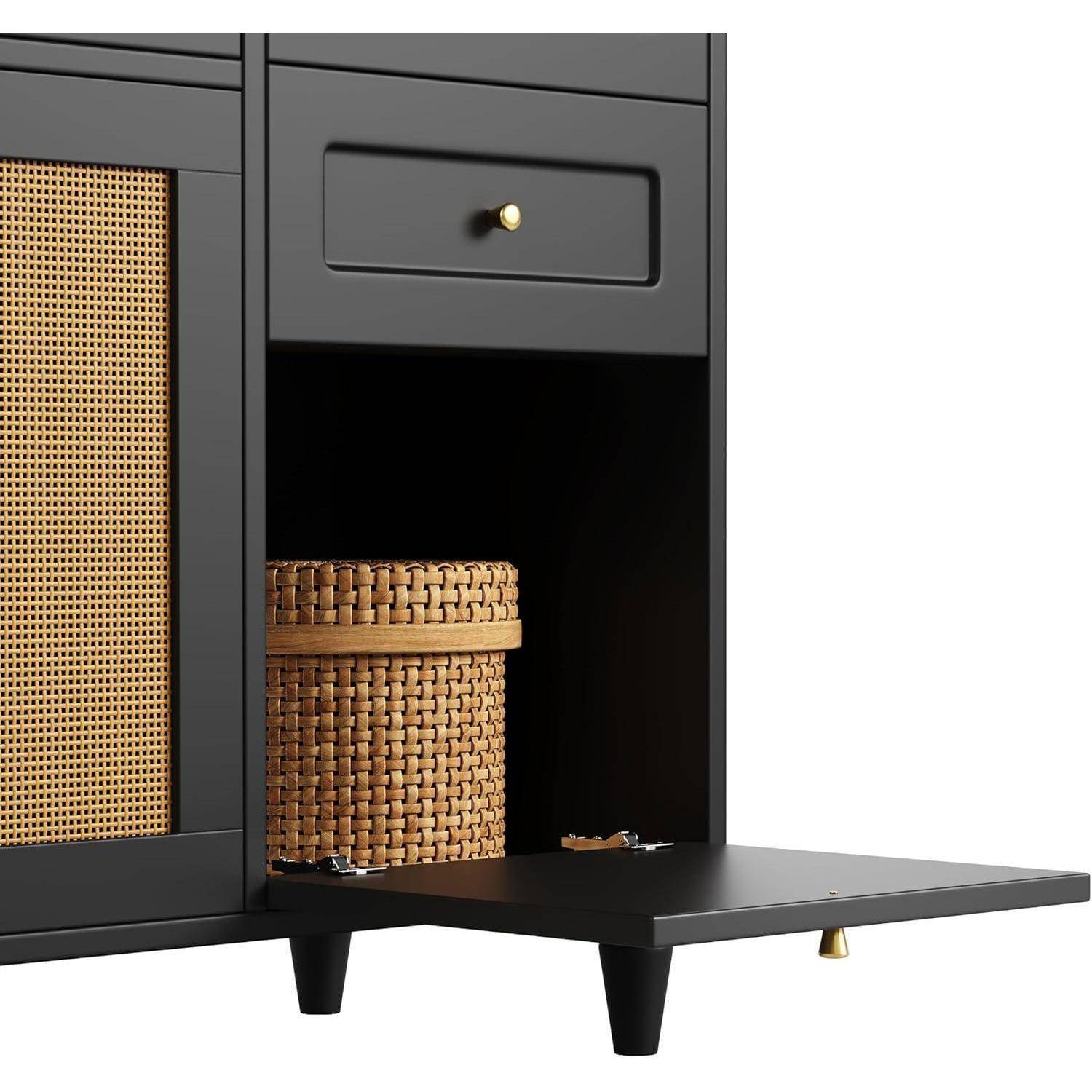 Schwarzer Schrank mit ausziehbarem Regal offen, eine kleine obere Schublade und ein geflochtener Korb im Inneren gelagert