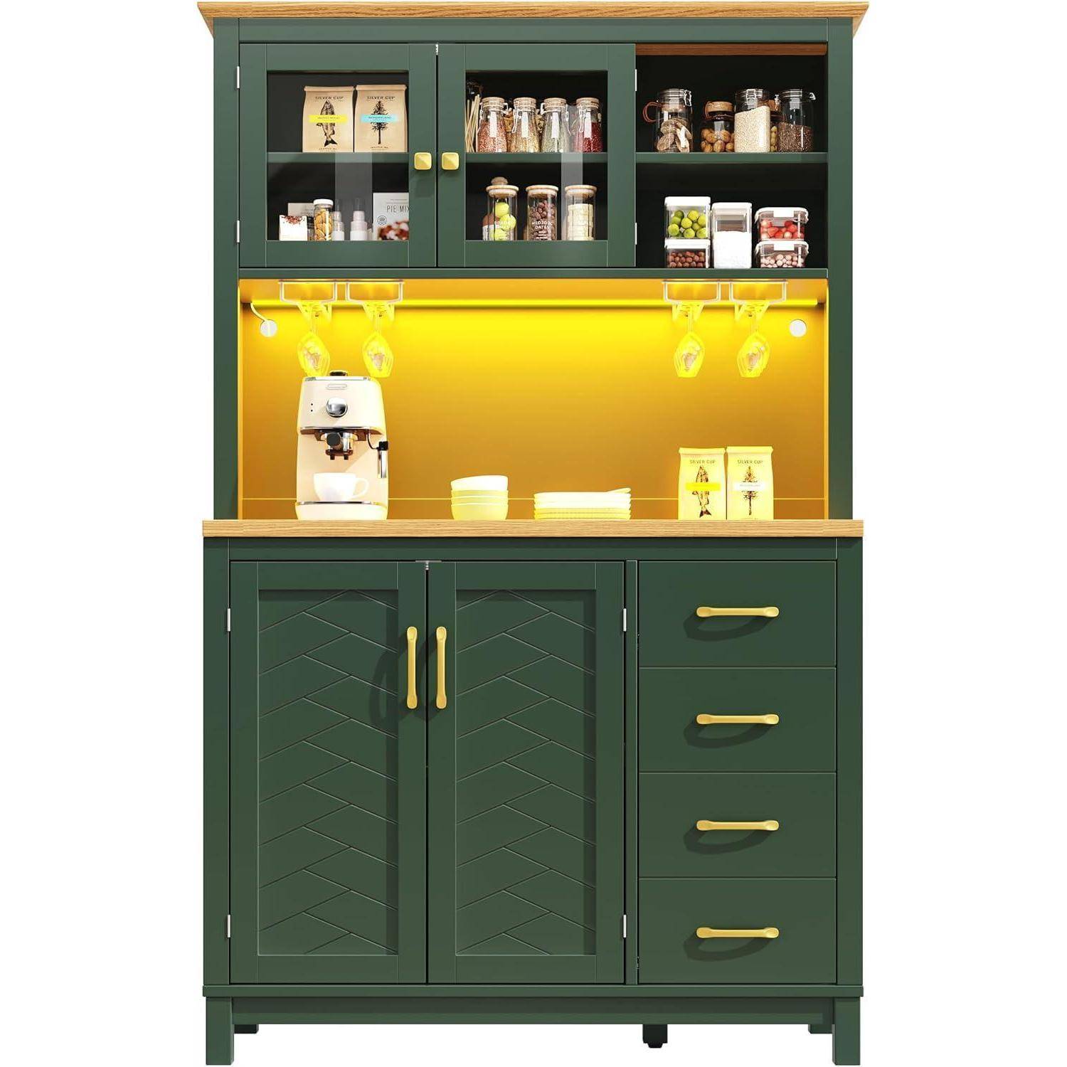 Ein dunkelgrüner Schrank mit oberen Glasregalen und warmem gelblichem Licht, in dem Gläser und eine Espressomaschine aufbewahrt werden, mit unteren Türen und Schubladen.