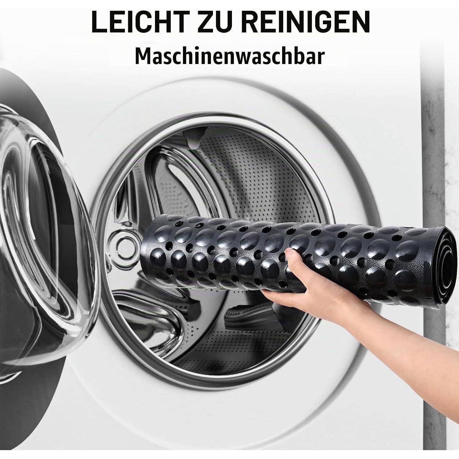 Hand legt eine schwarze gelochte Matte in eine Frontlader-Waschmaschine; Text sagt „LEICHT ZU REINIGEN