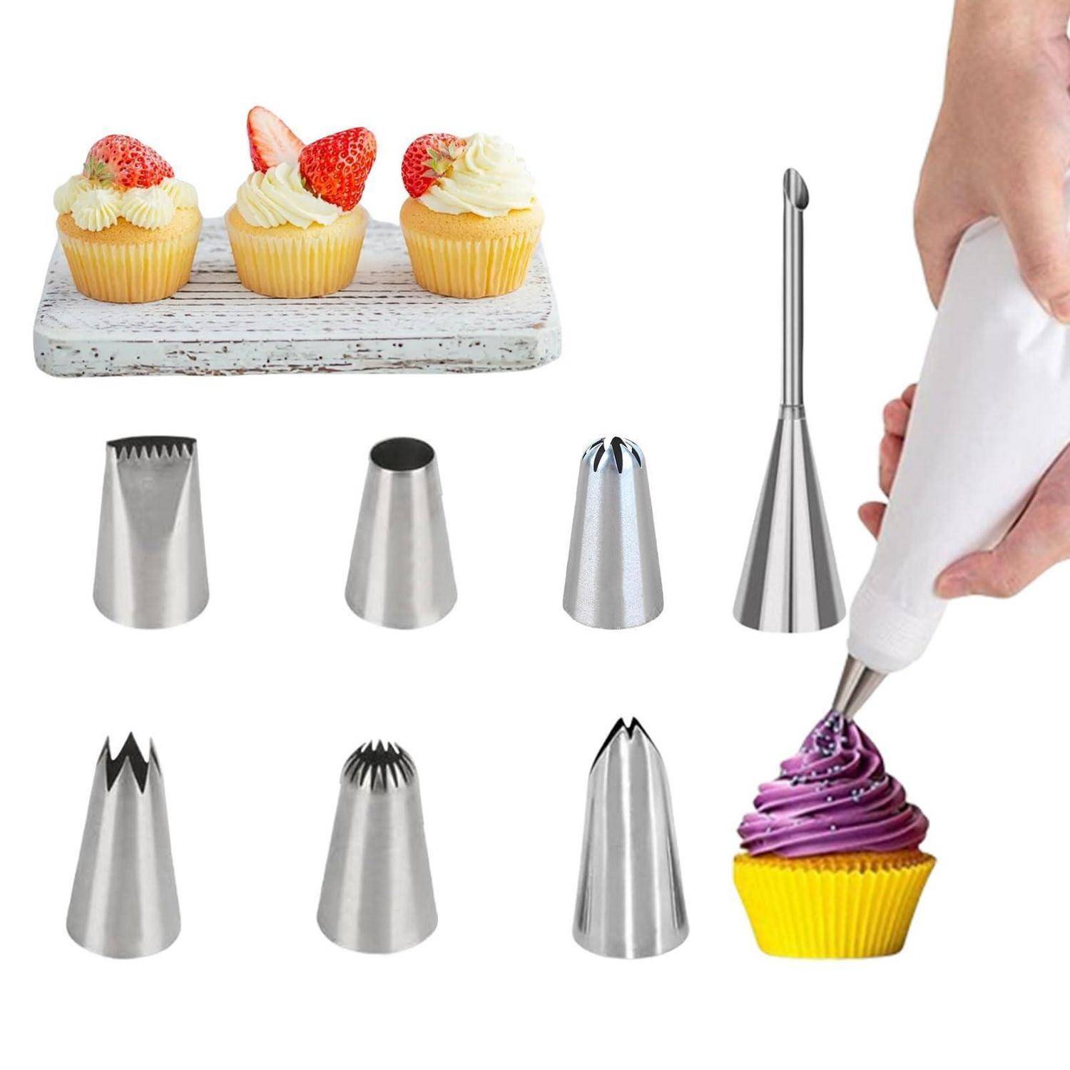Satz von Metallspritztüllen mit Spritzbeutel zum Verzieren von Cupcakes, wobei verschiedene Frosting-Designs und Tüllenformen gezeigt werden.