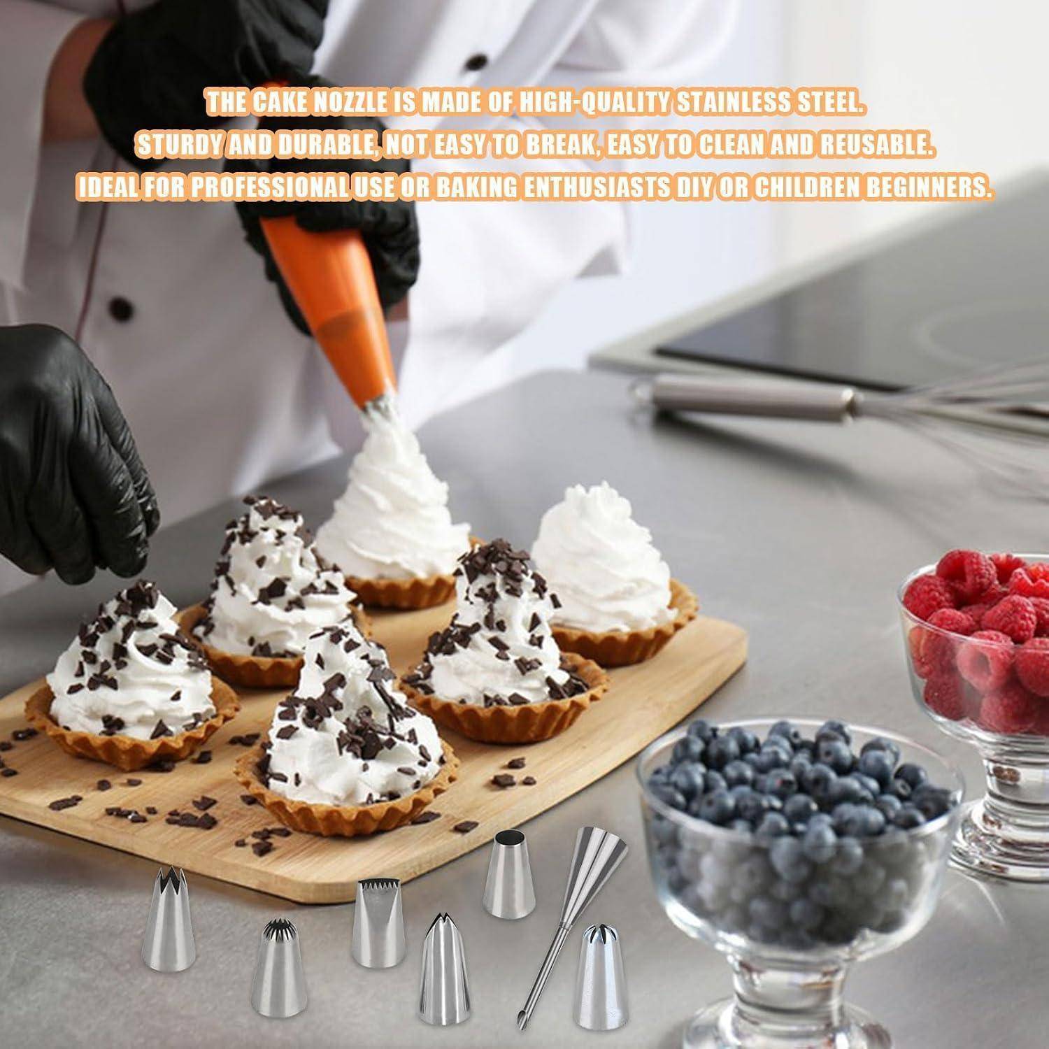Eine Person spritzt weiße Glasur auf Tarteletts auf einem Holzbrett neben Obstschalen und metallischen Kuchenspritztüllen, mit Text, der langlebige Edelstahl-Kuchenspritztüllen bewirbt.