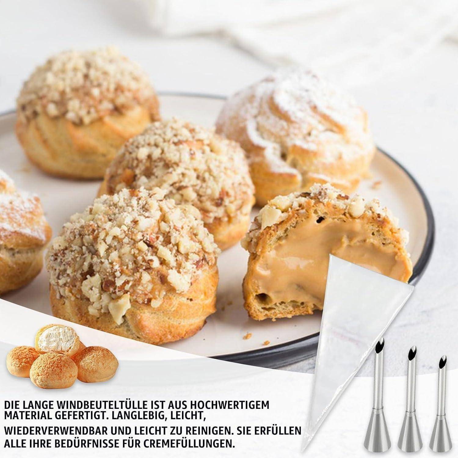 Cremegefüllte Blätterteigpralinen mit Nüssen und Puderzucker bedeckt auf einem Teller, mit einem kleinen Ausschnitt, der wiederverwendbare Spritzbeutel-Aufsätze und deutschen Produkttext zeigt.