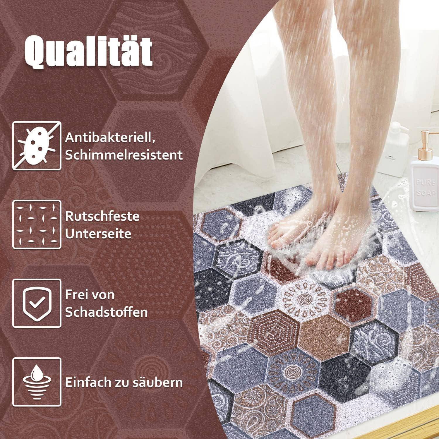 Badezimmermatte mit Sechseckmuster wird unter fließendem Wasser gewaschen, wobei „Qualität
