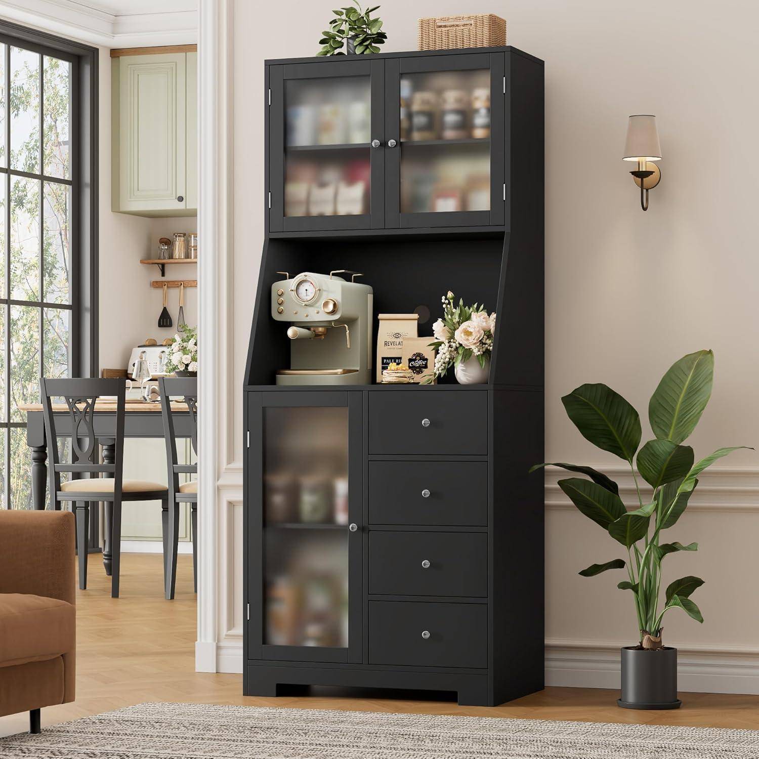 Schwarzer Küchenschrank mit mattierten Glastüren, Schubladen und Regalen, auf denen eine Kaffeemaschine und Dekorationsgegenstände stehen, in einem hellen Esszimmer.