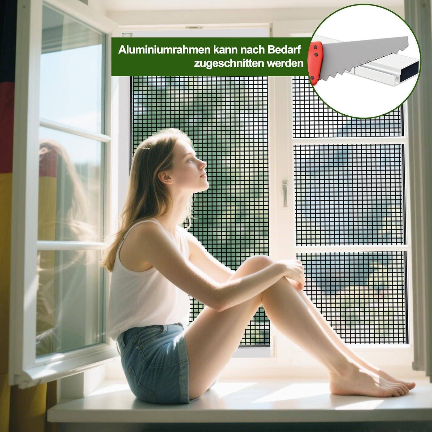 Frau sitzt auf einer Fensterbank neben einem angebrachten Insektenschutzgitter; Text besagt „Aluminiumrahmen kann nach Bedarf zugeschnitten werden