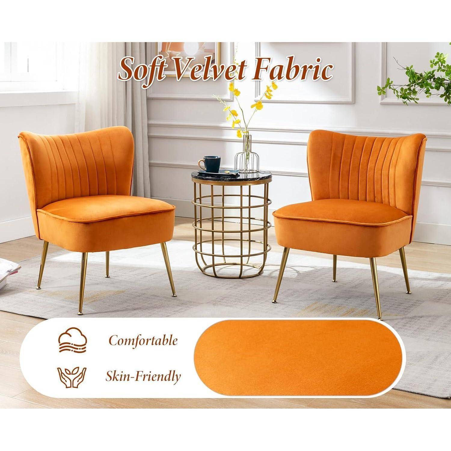 Zwei orangefarbene Samtsesselakzente mit goldenen Beinen neben einem kleinen runden Tisch, gekennzeichnet als „Weiches Samtstoffmaterial