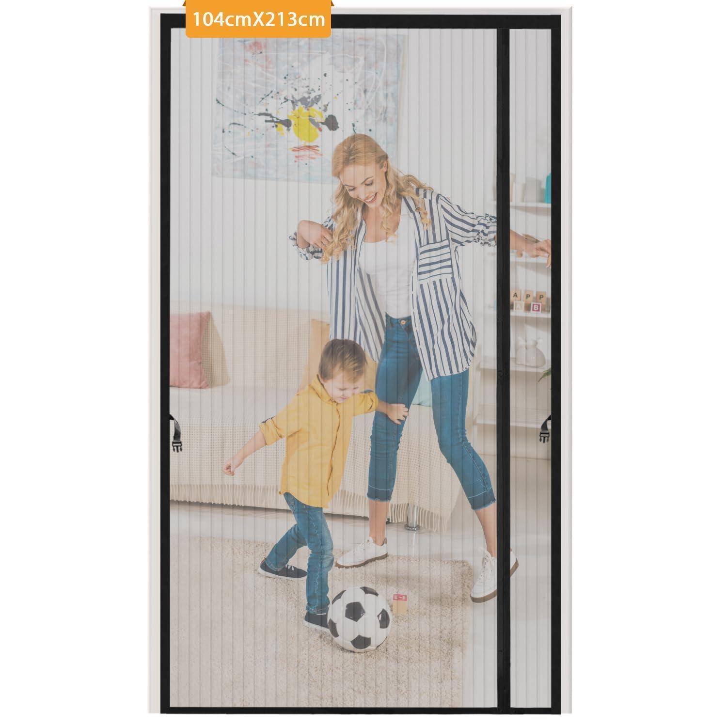 Schiebetür-Fliegengitter mit einer Frau und einem Kind, die drinnen Fußball spielen; das Größenetikett lautet „104 cm × 213 cm