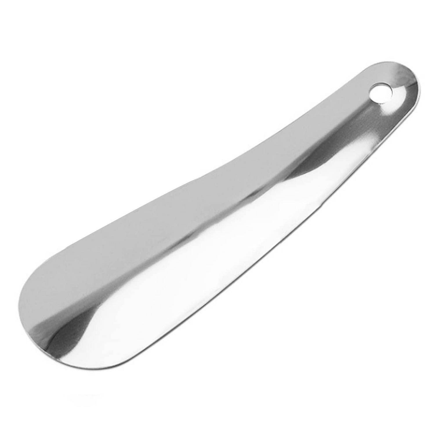 Metallschuhlöffel mit Aufhängeloch, auf weißem Hintergrund dargestellt.