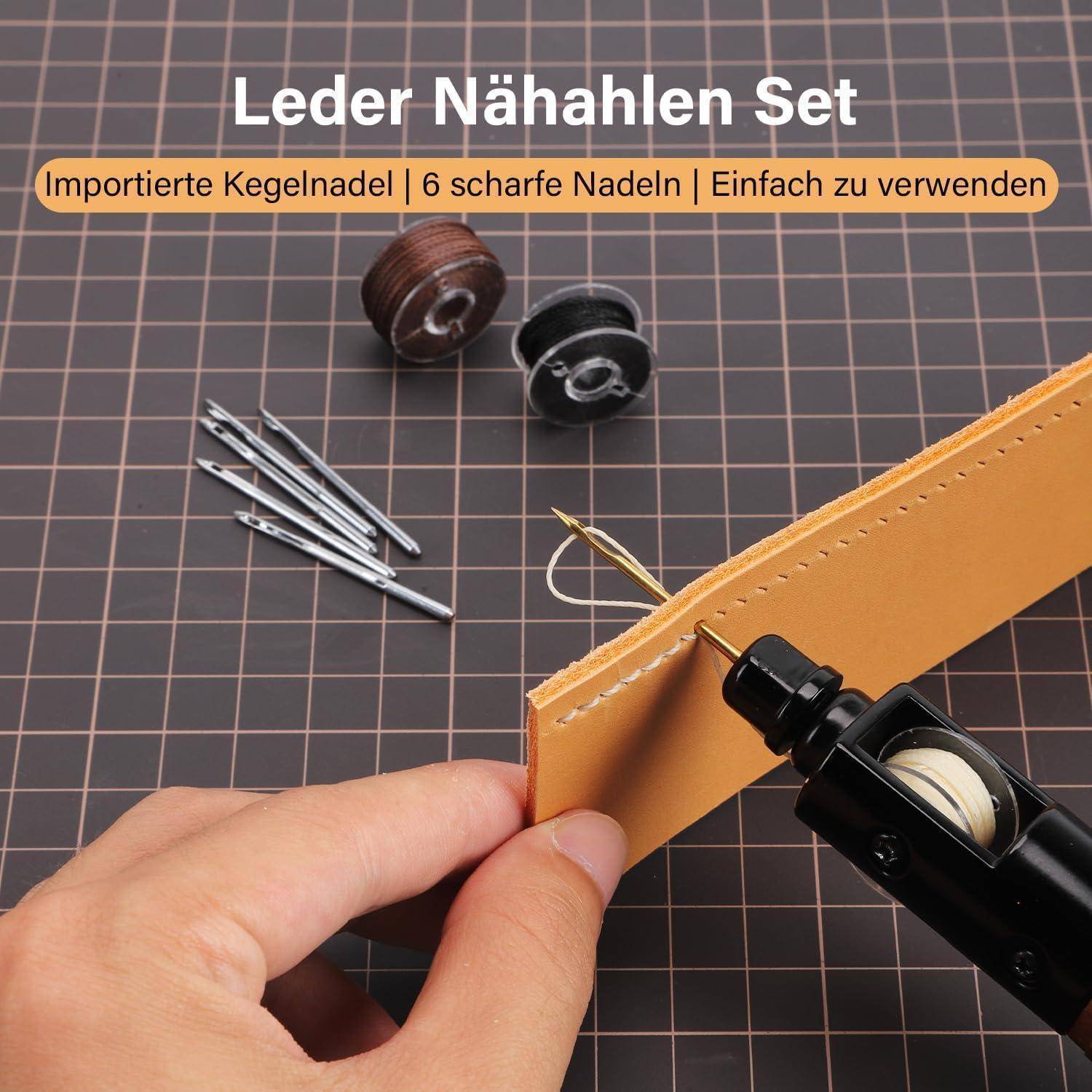 Leder Nähkit zeigt Kegelnadeln, Fadenspulen und eine Hand, die eine Lederkante mit einem Ahleninstrument näht; Text liest 