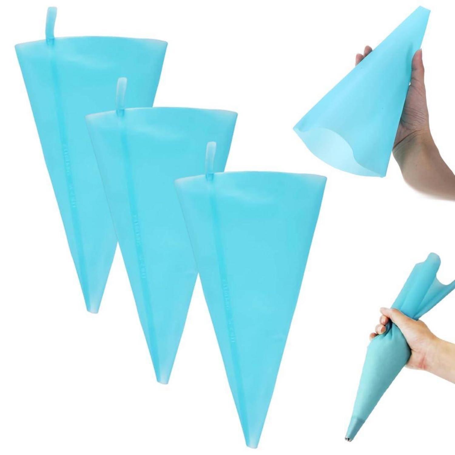 Blaue Spritzbeutel in verschiedenen Größen, mit Händen, die zwei gefüllte Beutel halten, was auf die Verwendung zum Kuchendekorieren oder Gebäckglasieren hindeutet.