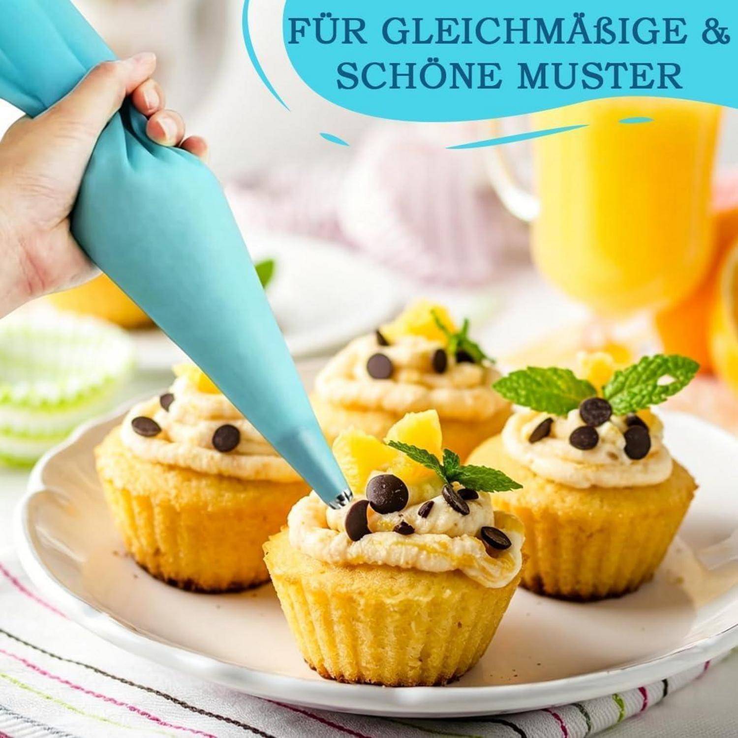 Blauer Spritzbeutel verziert Minikupcakes mit Creme, Schokoladenchips und Ananas-Garnierung auf einem Teller; Text besagt „FÜR GLEICHMÄSSIGE & SCHÖNE MUSTER