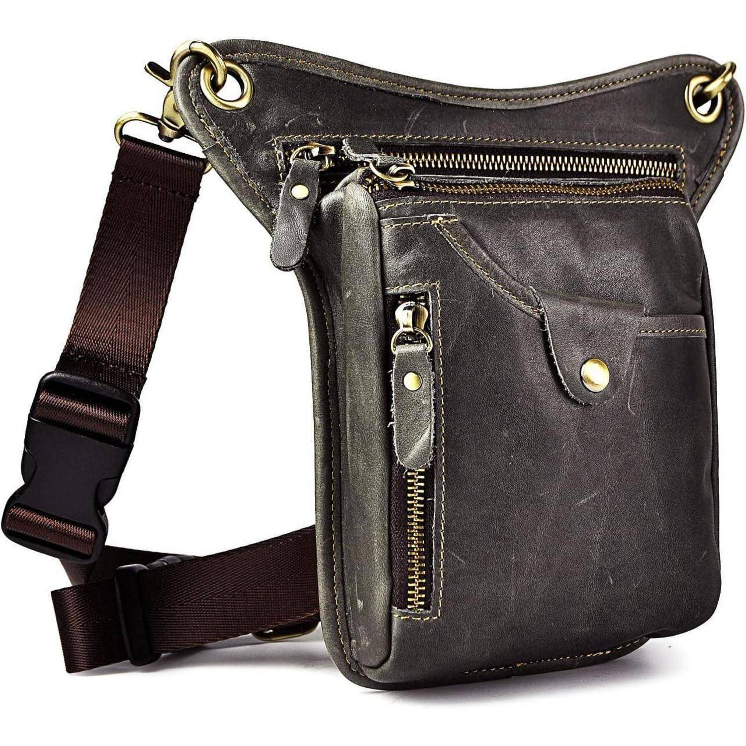 Dunkelbraune Ledertasche zum Umhängen mit verstellbarem Riemen, mehreren Reißverschluss- und Klapptaschen, vor weißem Hintergrund fotografiert.
