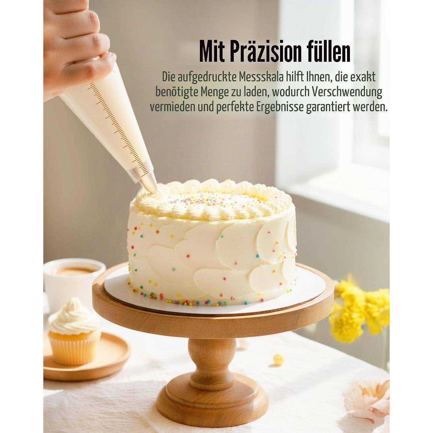 Eine Hand verziert einen weiß gefrorenen Kuchen mit einem Spritzbeutel, der mit Messlinen gekennzeichnet ist; deutscher Text sagt „Mit Präzision füllen