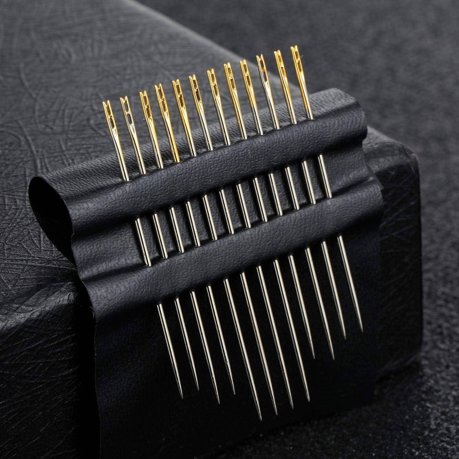 Schwarzes Lederarmband mit Manschettenbund und Reihen von langen goldtonigen Metallspitzen vor einem dunkel strukturierten Hintergrund.