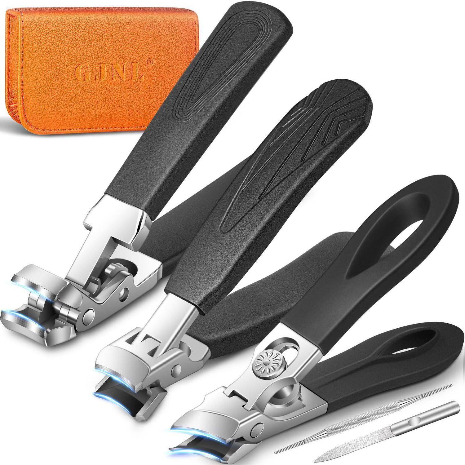 Drei schwarze und silberfarbene Nagelknipser mit einer orangefarbenen Tragetasche und einem kleinen Nagelfeilen-Set auf weißem Hintergrund.