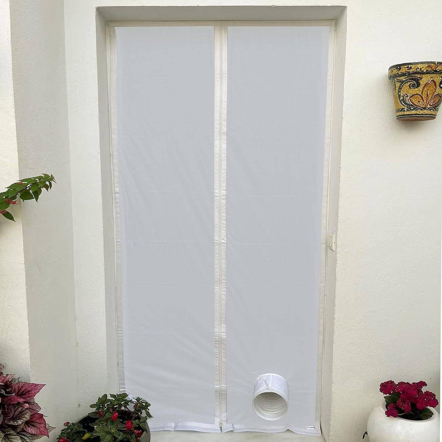 Weißes Insektenschutzgitter, das eine Balkontüröffnung abdeckt, mit Topfpflanzen und einer kleinen Katzenklappenöffnung unten.