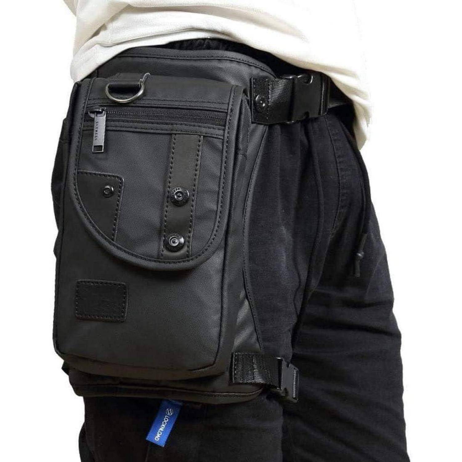 Schwarze taktische Oberschenkeltasche, die an der Hüfte und am Oberschenkel einer Person befestigt ist, mit Reißverschlusstaschen und Schnallengurten.