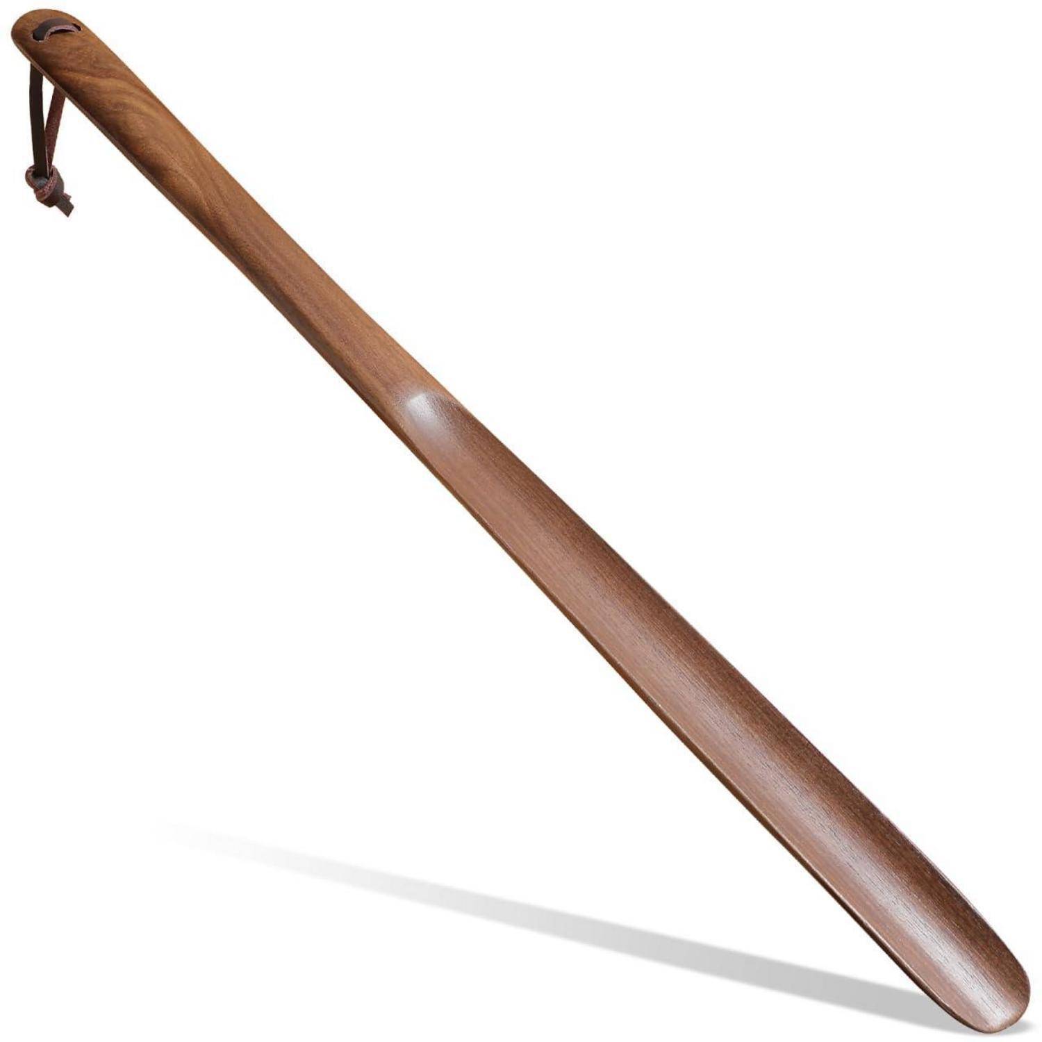 Langer Schuhanzieher aus Holz mit einer Aufhängeschlaufe, diagonal auf weißem Hintergrund dargestellt.